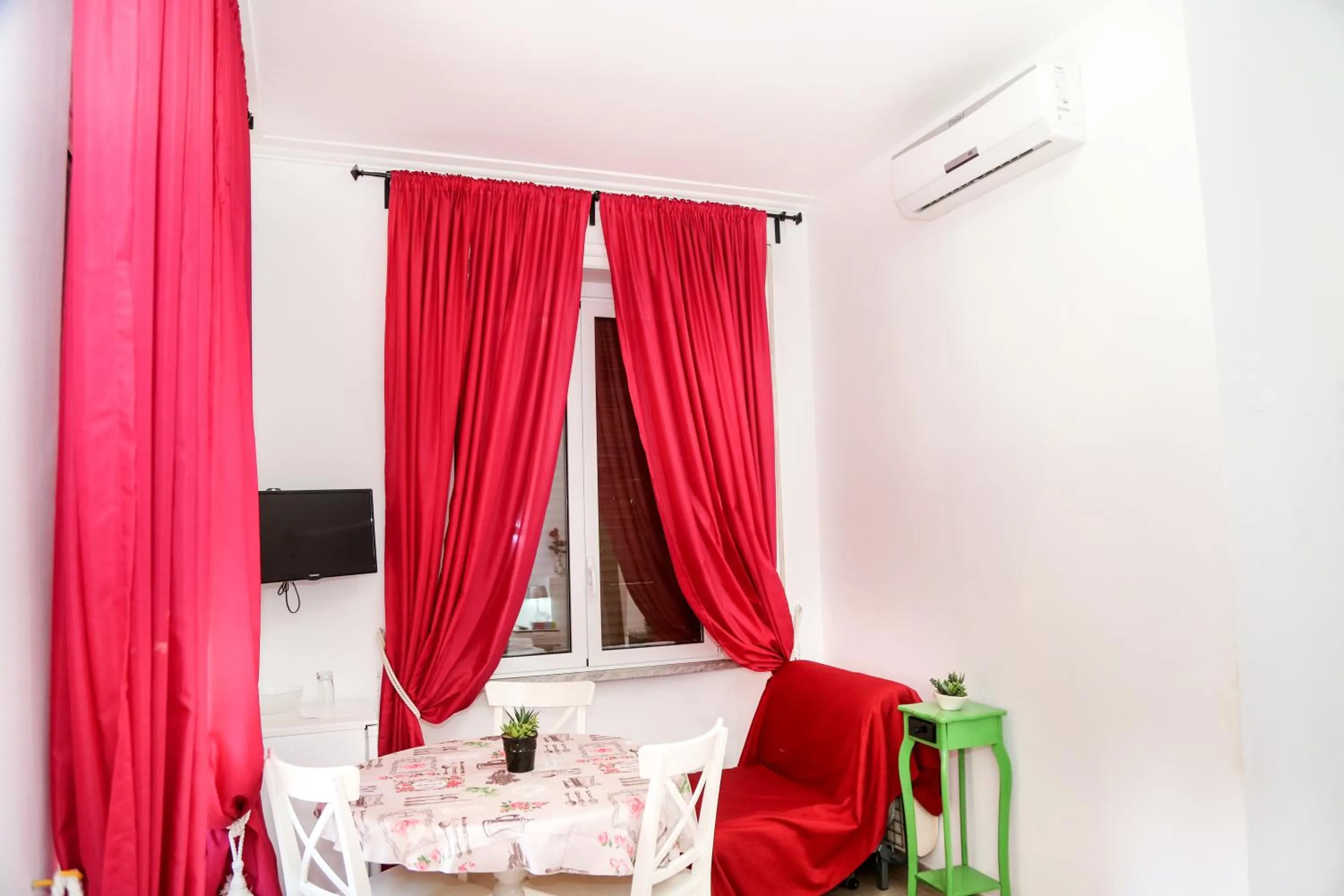 Dining area in Gateway Residence