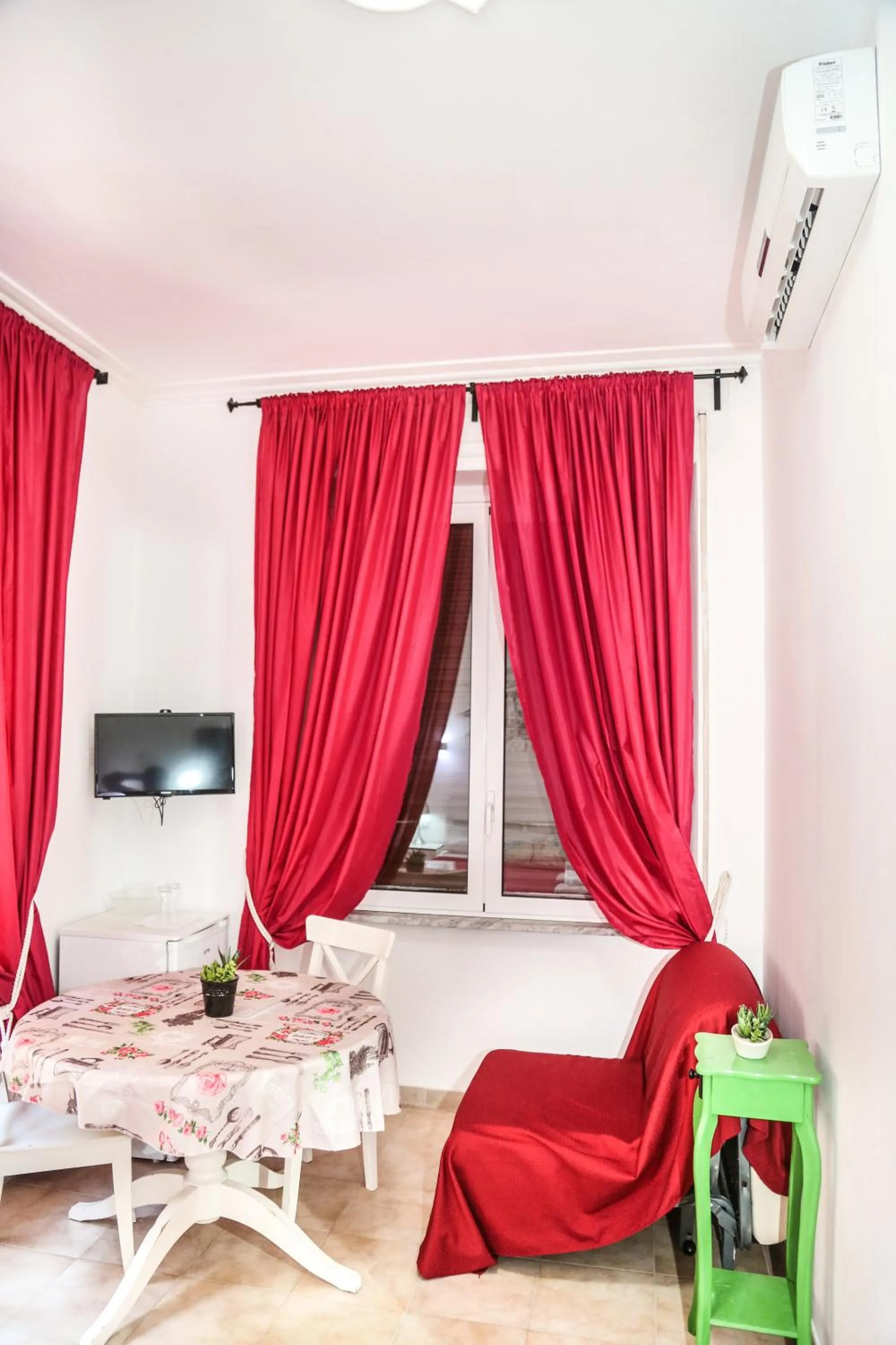 Dining area in Gateway Residence