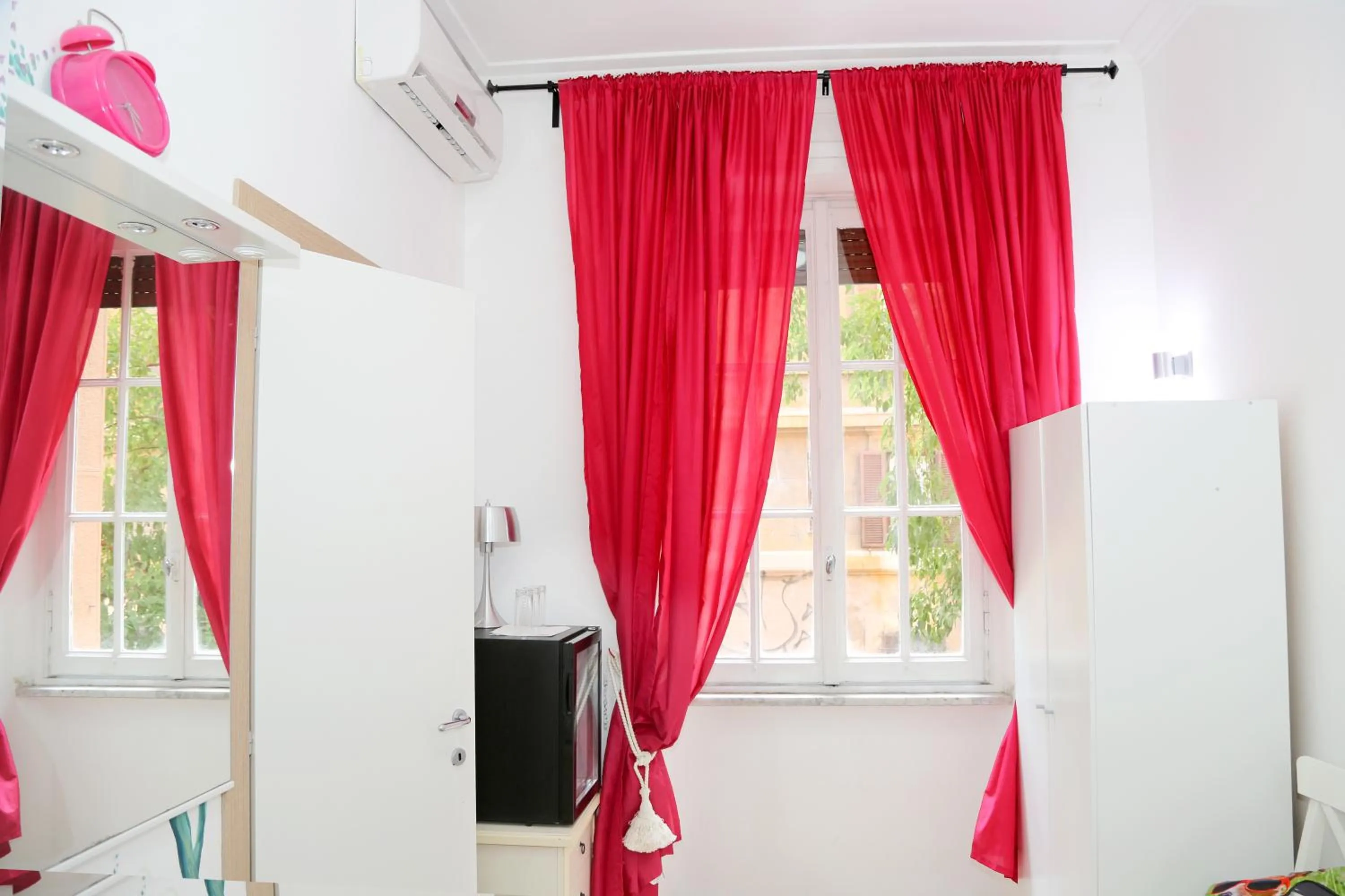 Photo of the whole room in Gateway Residence