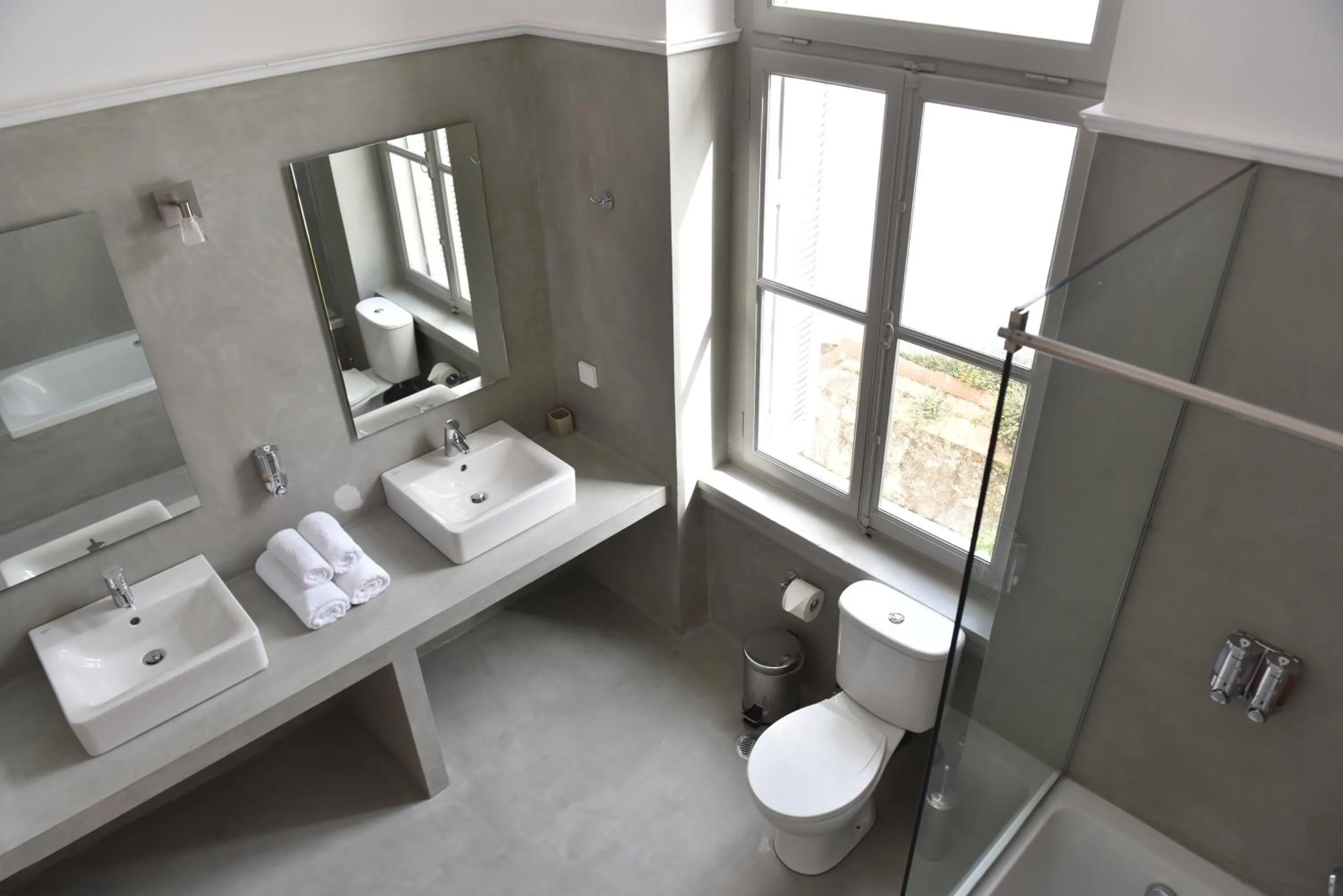 Bathroom in Douskos Guesthouse