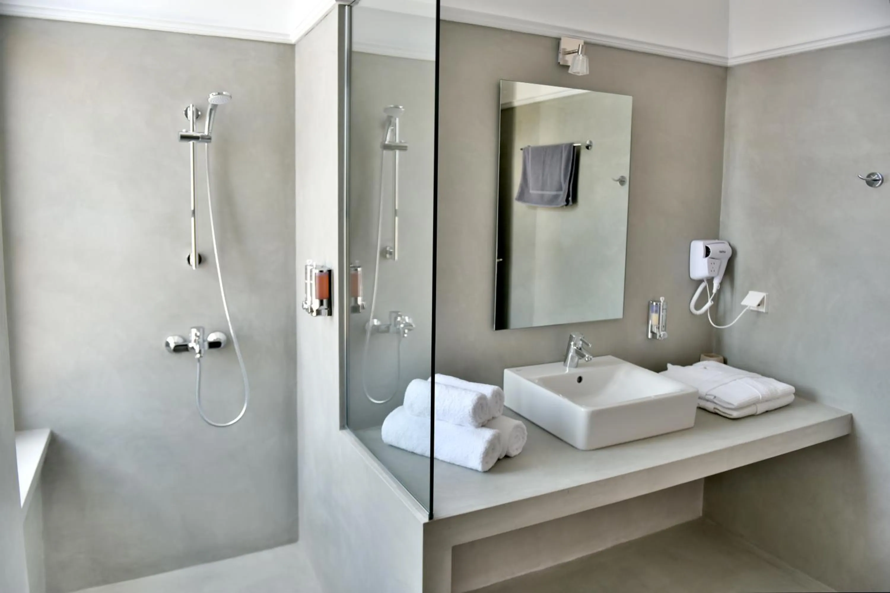 Bathroom in Douskos Guesthouse