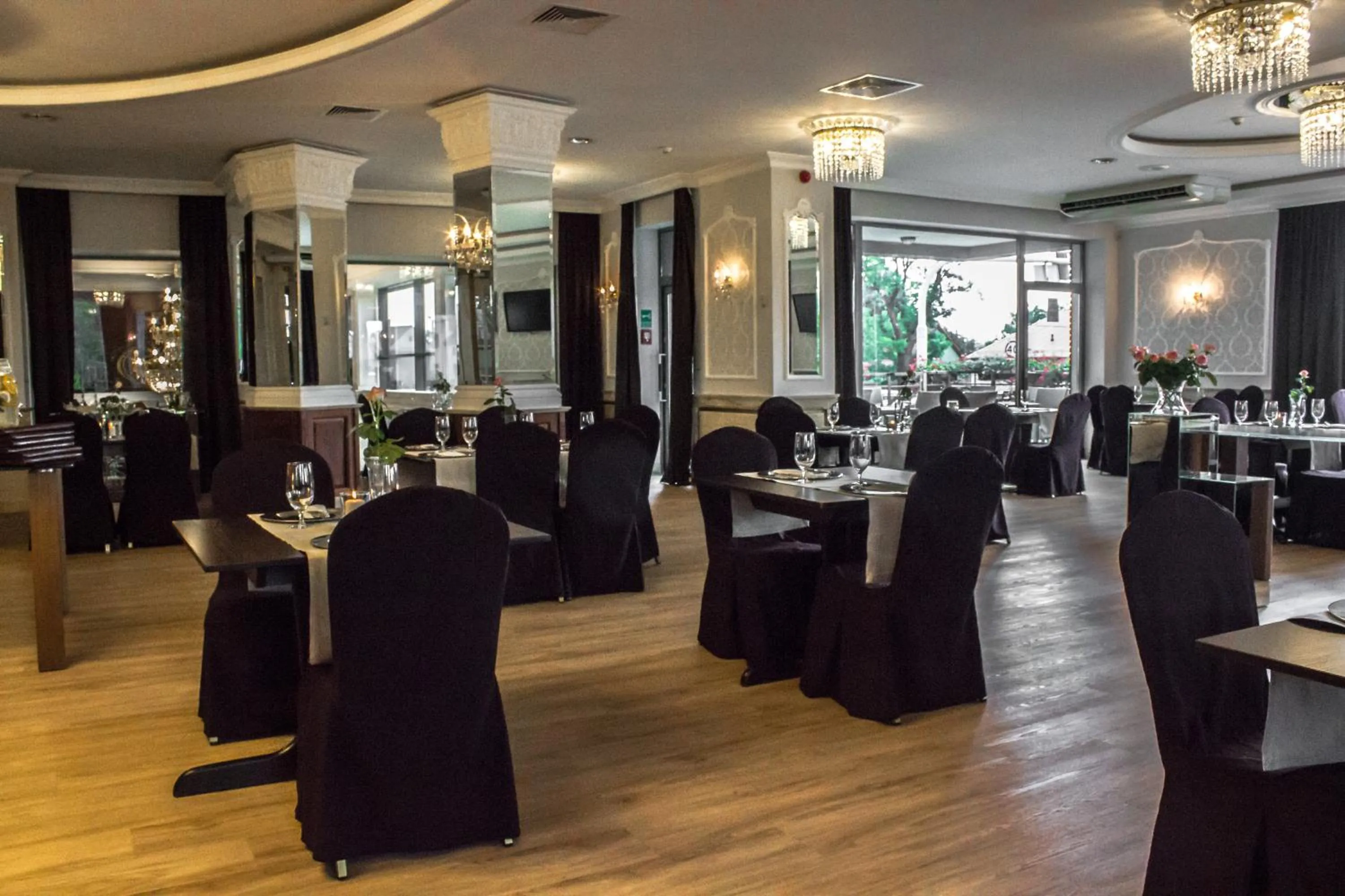 Restaurant/places to eat in Jasek Premium Hotel Wrocław