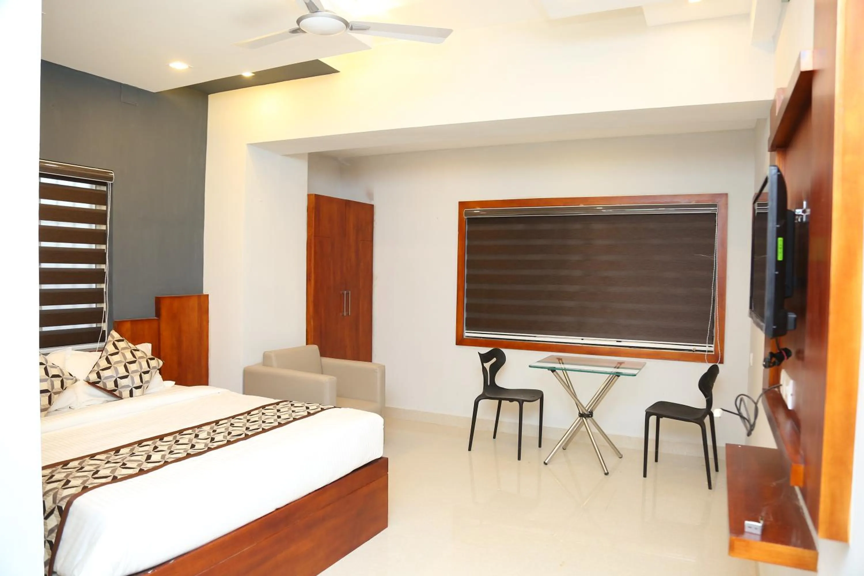 Staff, Bed in 4U Business Hotel