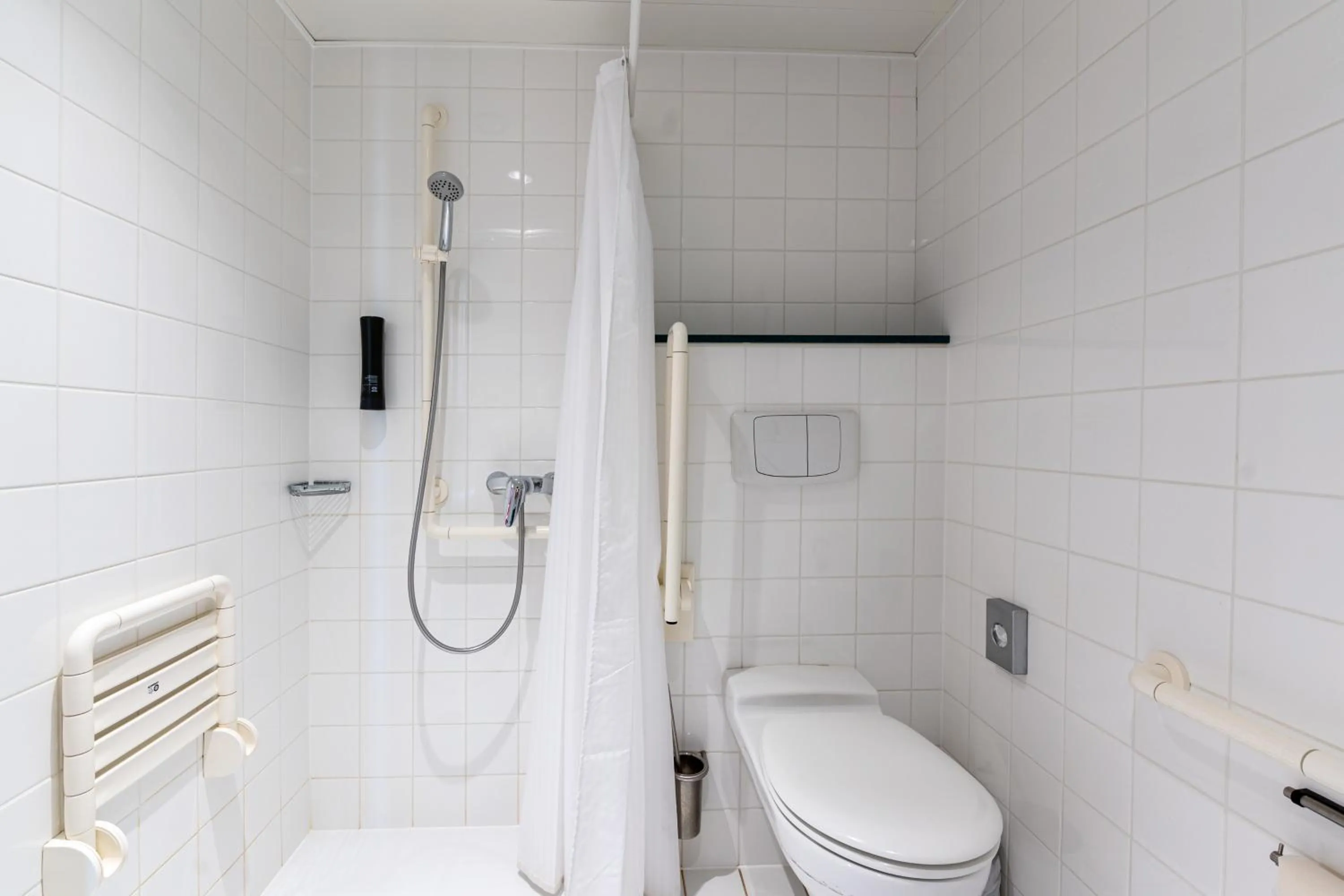 Bathroom in B&B HOTEL Lully 3 Lakes