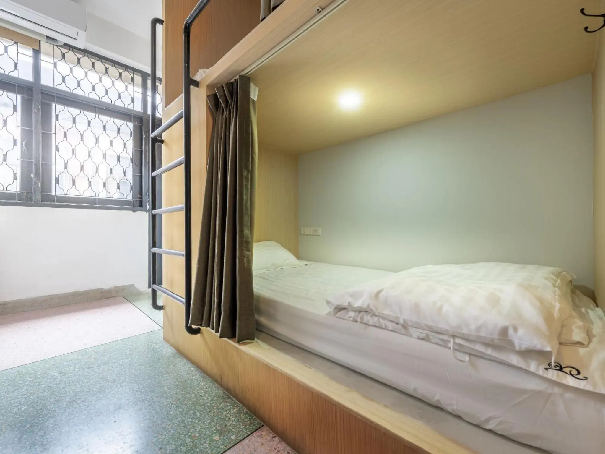 Standard Twin Room with Shared Bathroom in Sloth Hostel Khaosan Standard Twin Room with Shared Bathroom in Sloth Hostel Khaosan