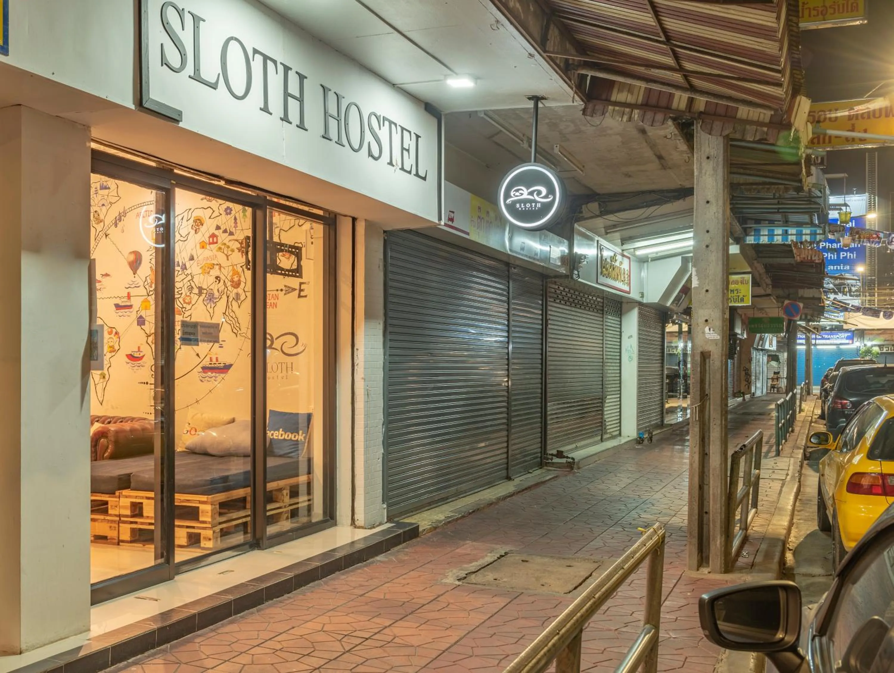 Facade/entrance in Sloth Hostel Khaosan