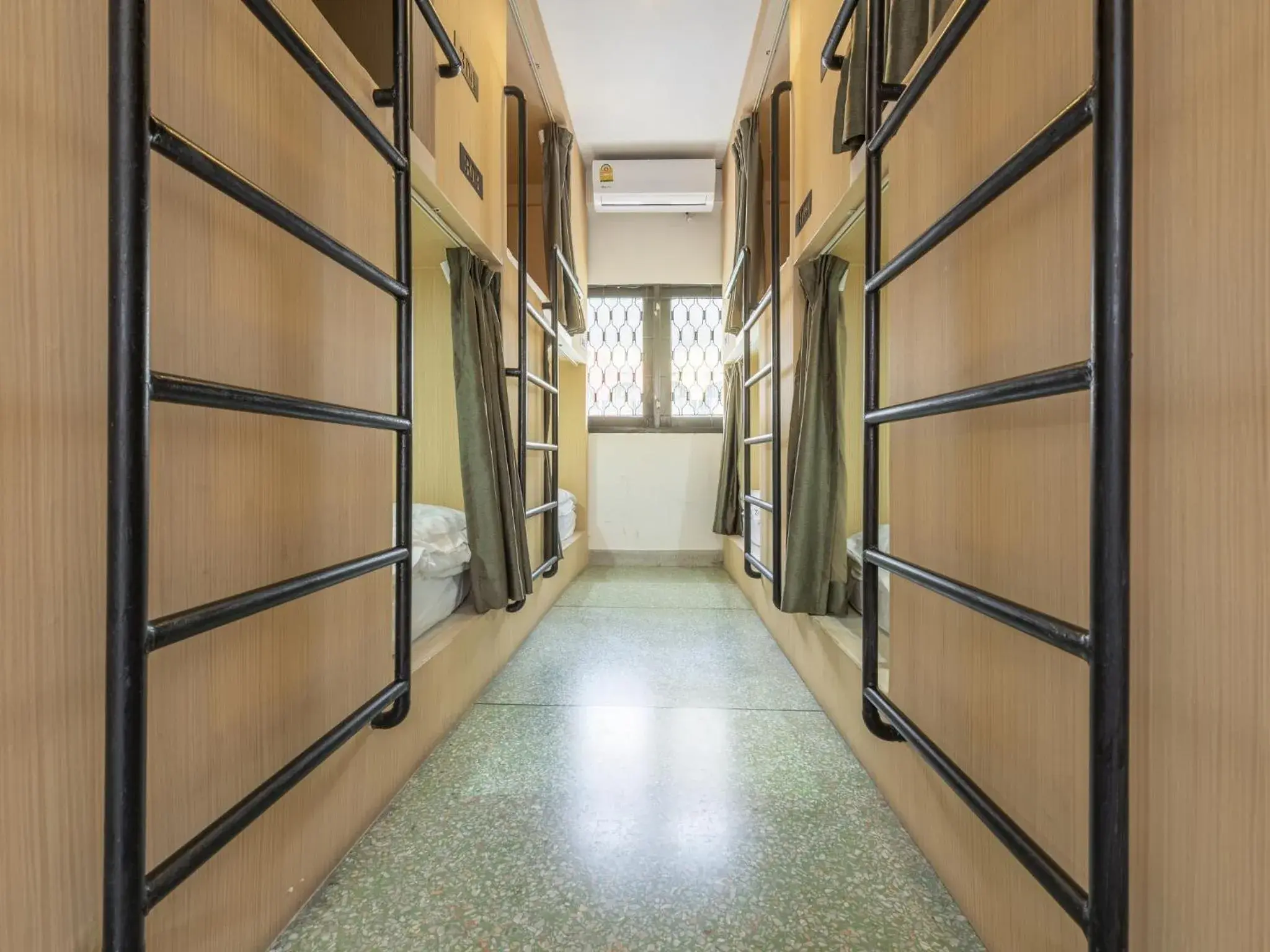 Bed in 10-Bed Mixed Dormitory Room in Sloth Hostel Khaosan Bed in 10-Bed Mixed Dormitory Room in Sloth Hostel Khaosan