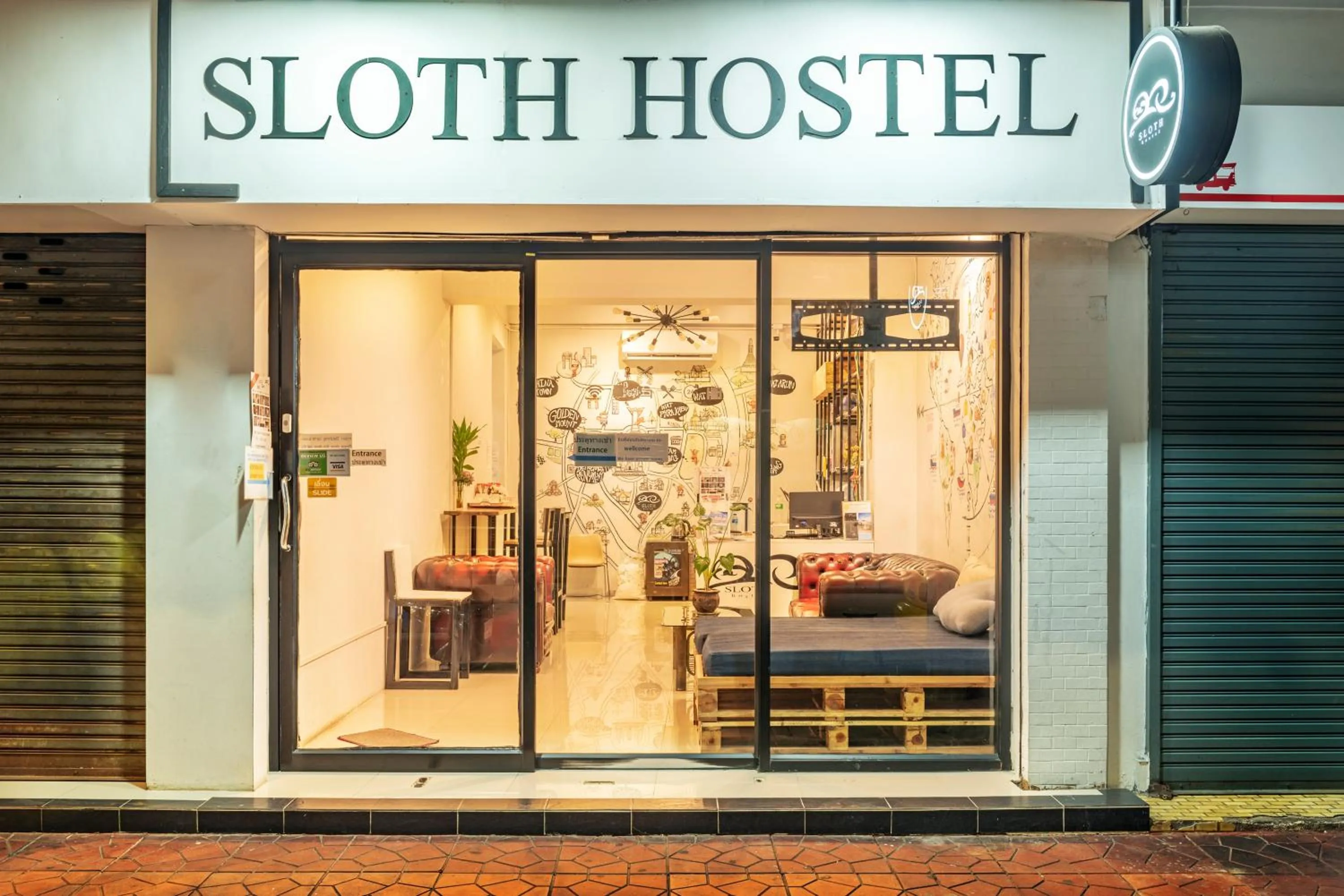 Facade/entrance in Sloth Hostel Khaosan