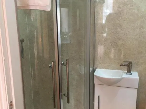 Bathroom in Gretenham B&B