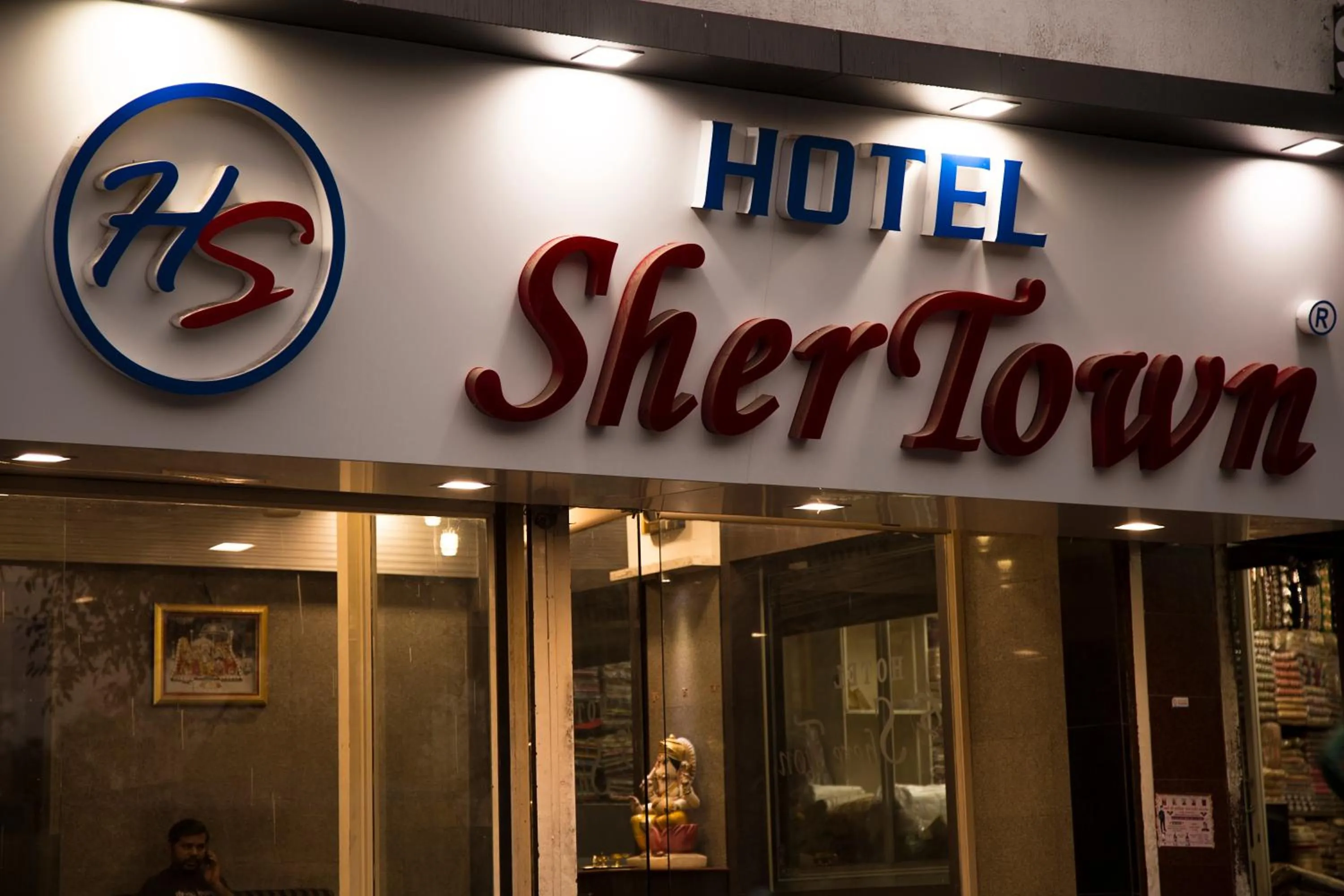 Facade/entrance in Hotel Shertown