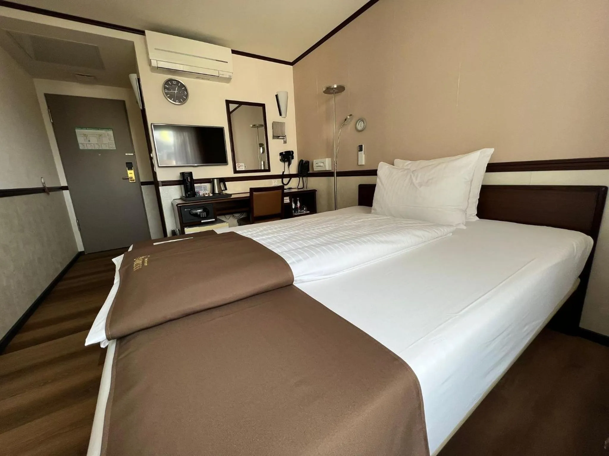 Bed in Toyoko Inn Frankfurt am Main Hauptbahnhof