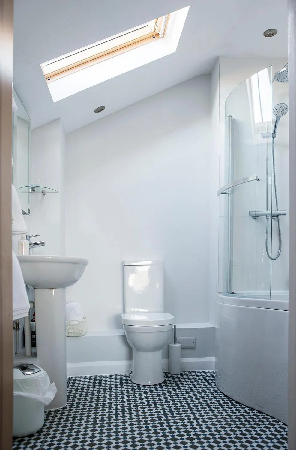 Shower in Victoria Inn Brewhouse B&B