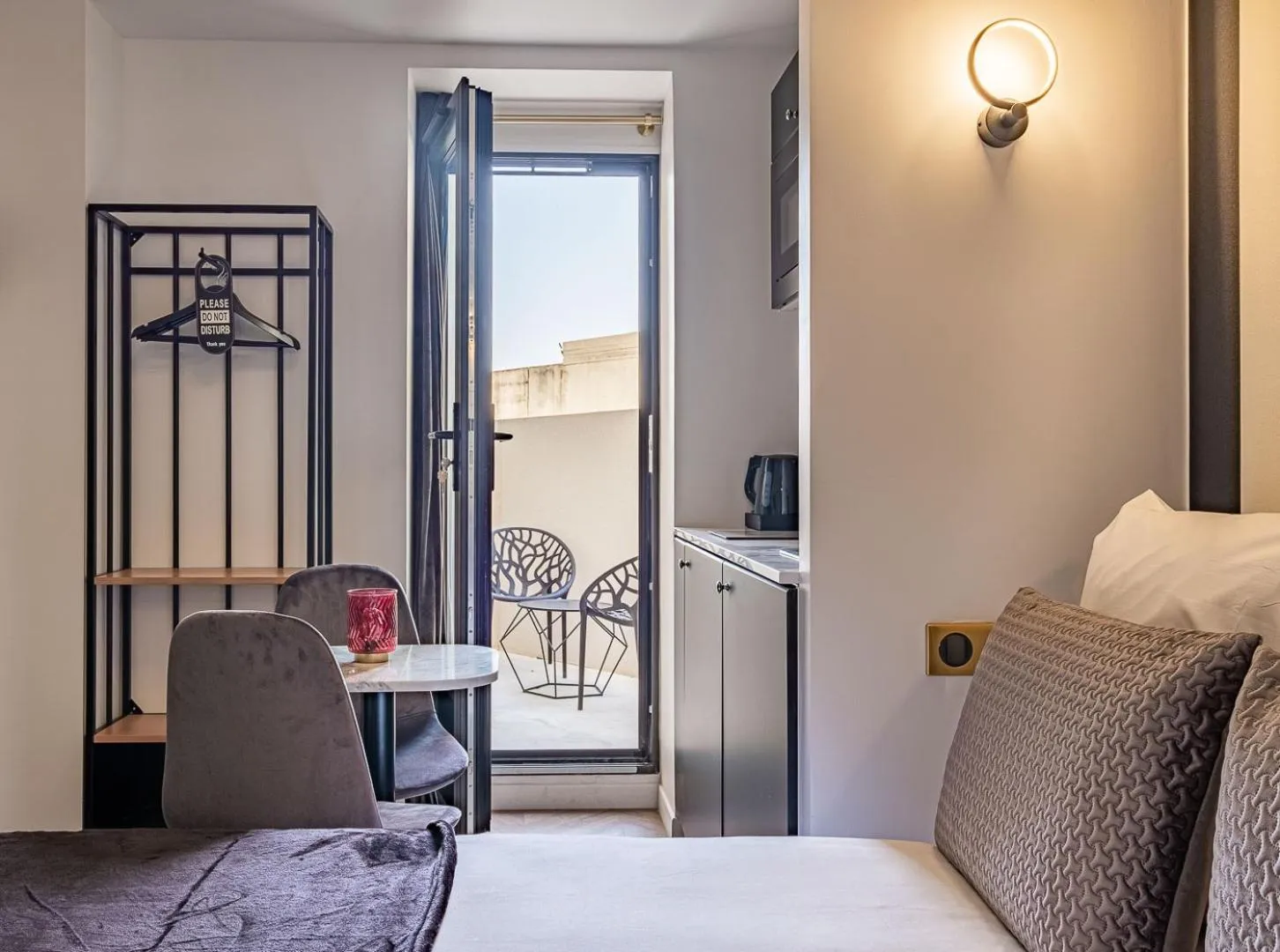 Balcony/Terrace, Bed in Mijo's Appartements Hôtel