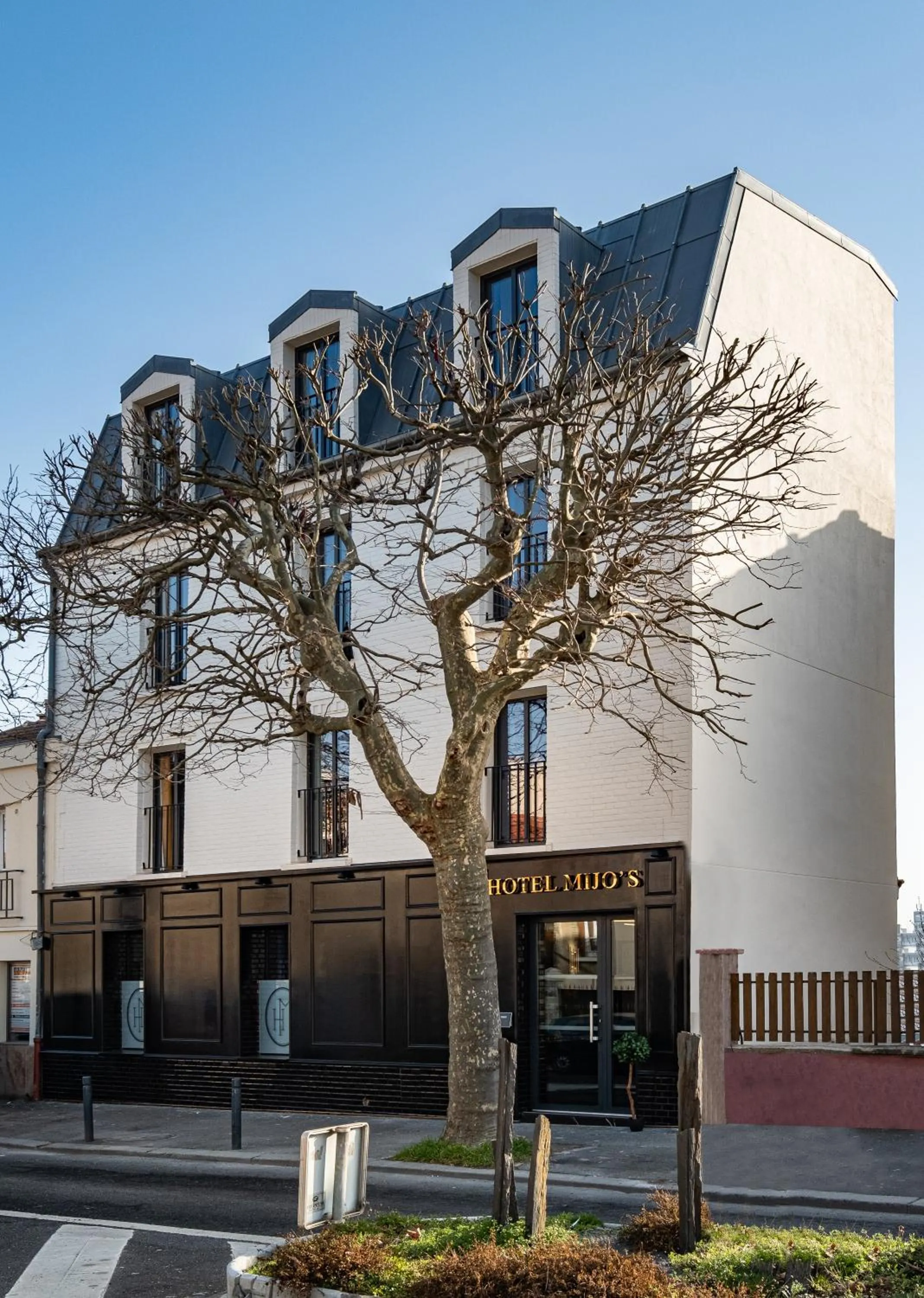 Property building in Mijo's Appartements Hôtel