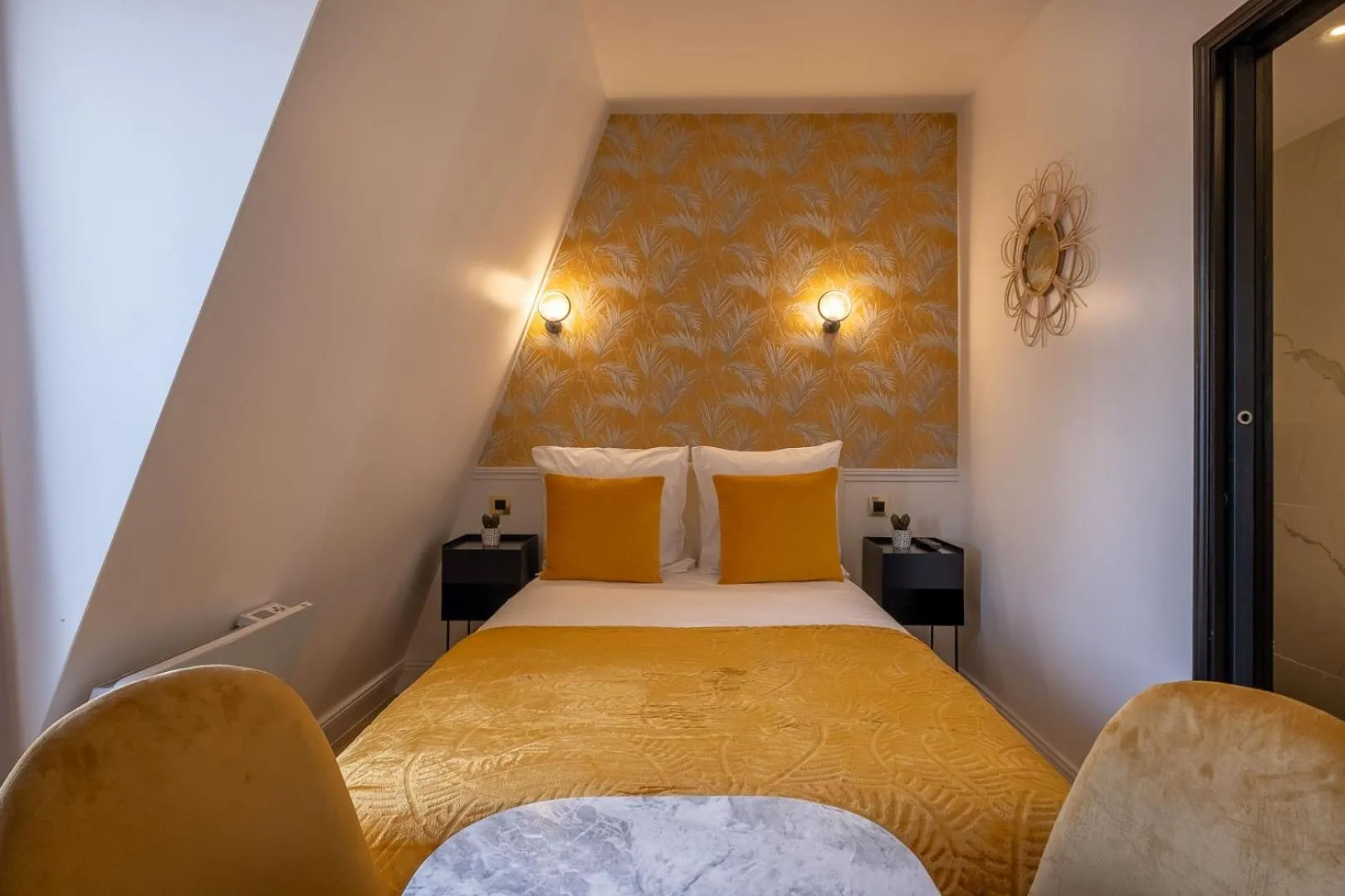 Bedroom, Bed in Mijo's Appartements Hôtel