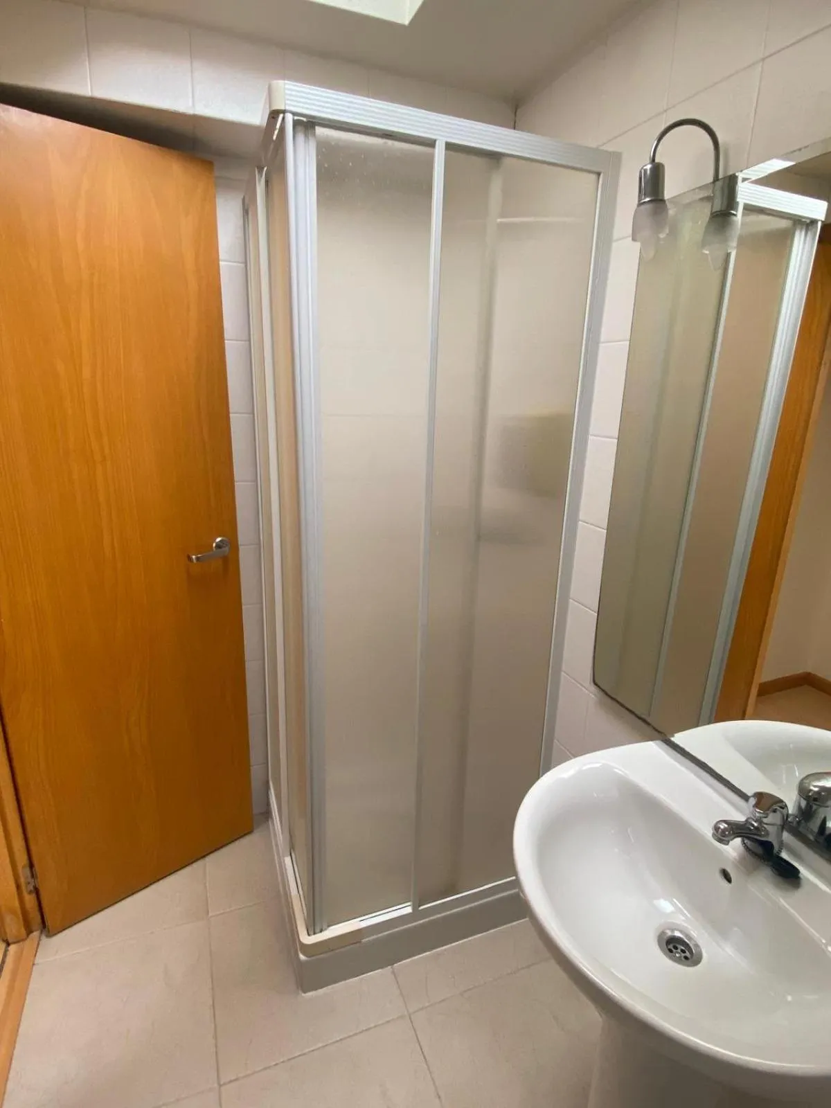 Shower in Hotel Metropol by Carris