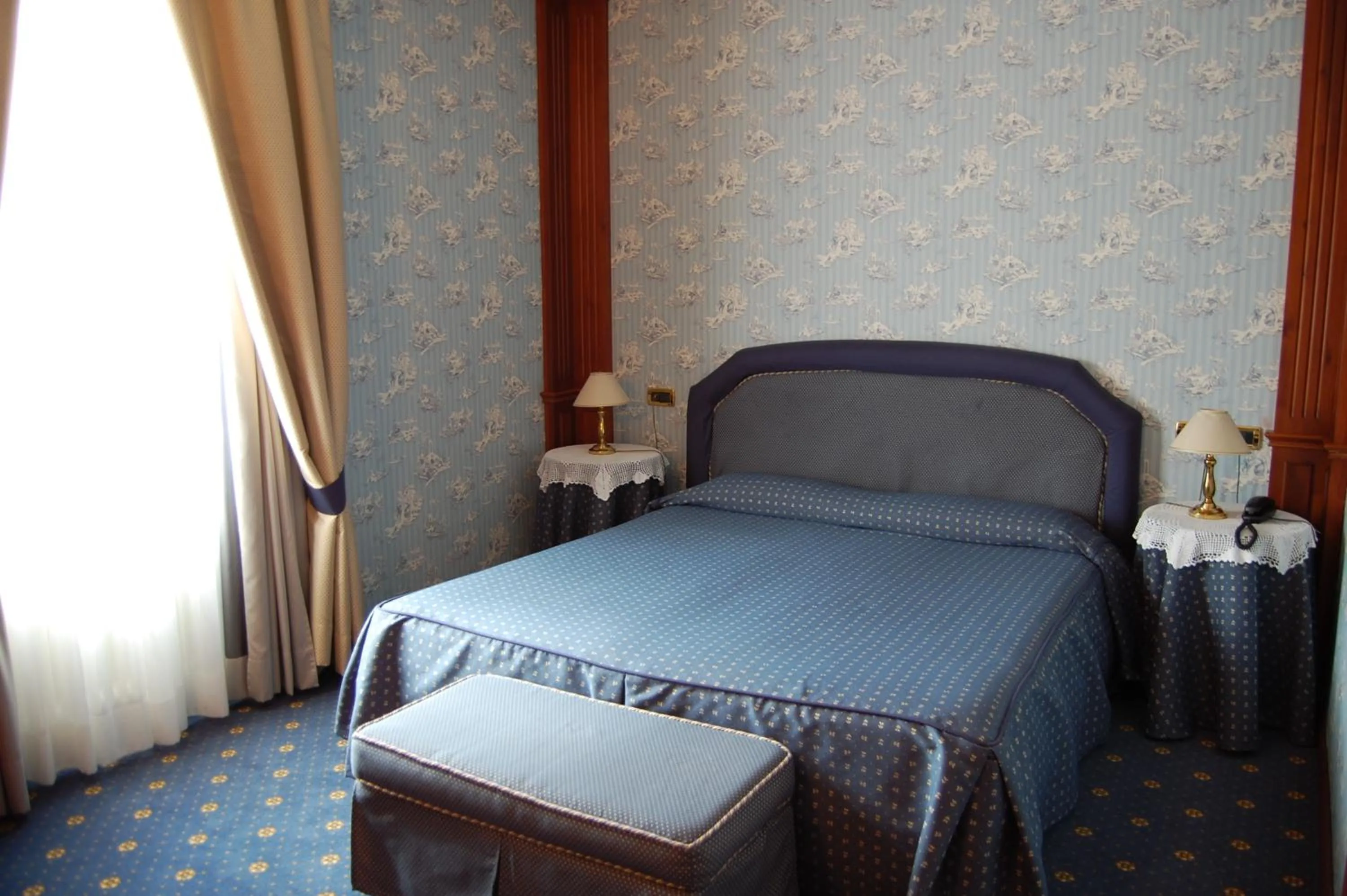 Photo of the whole room in Hotel Olympic