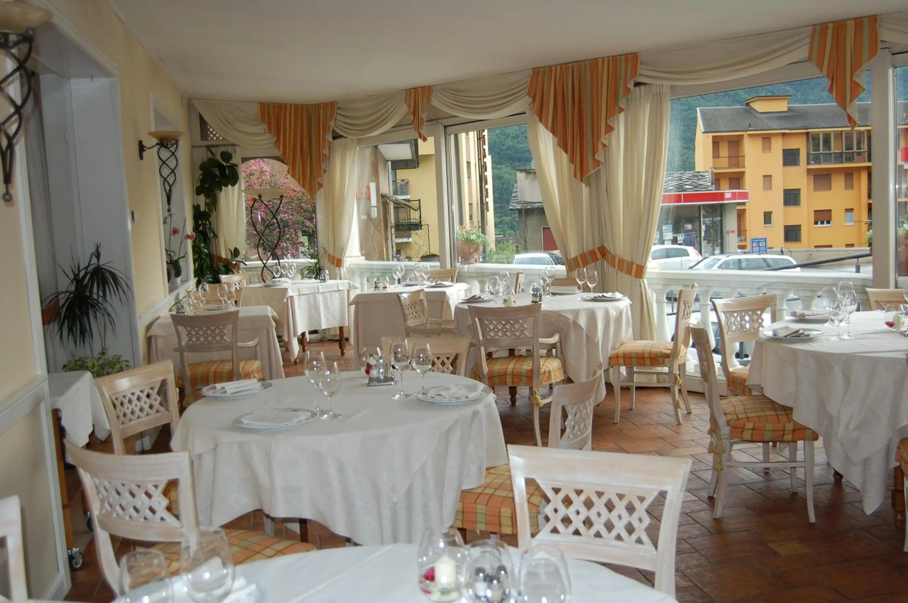 Restaurant/places to eat in Hotel Olympic