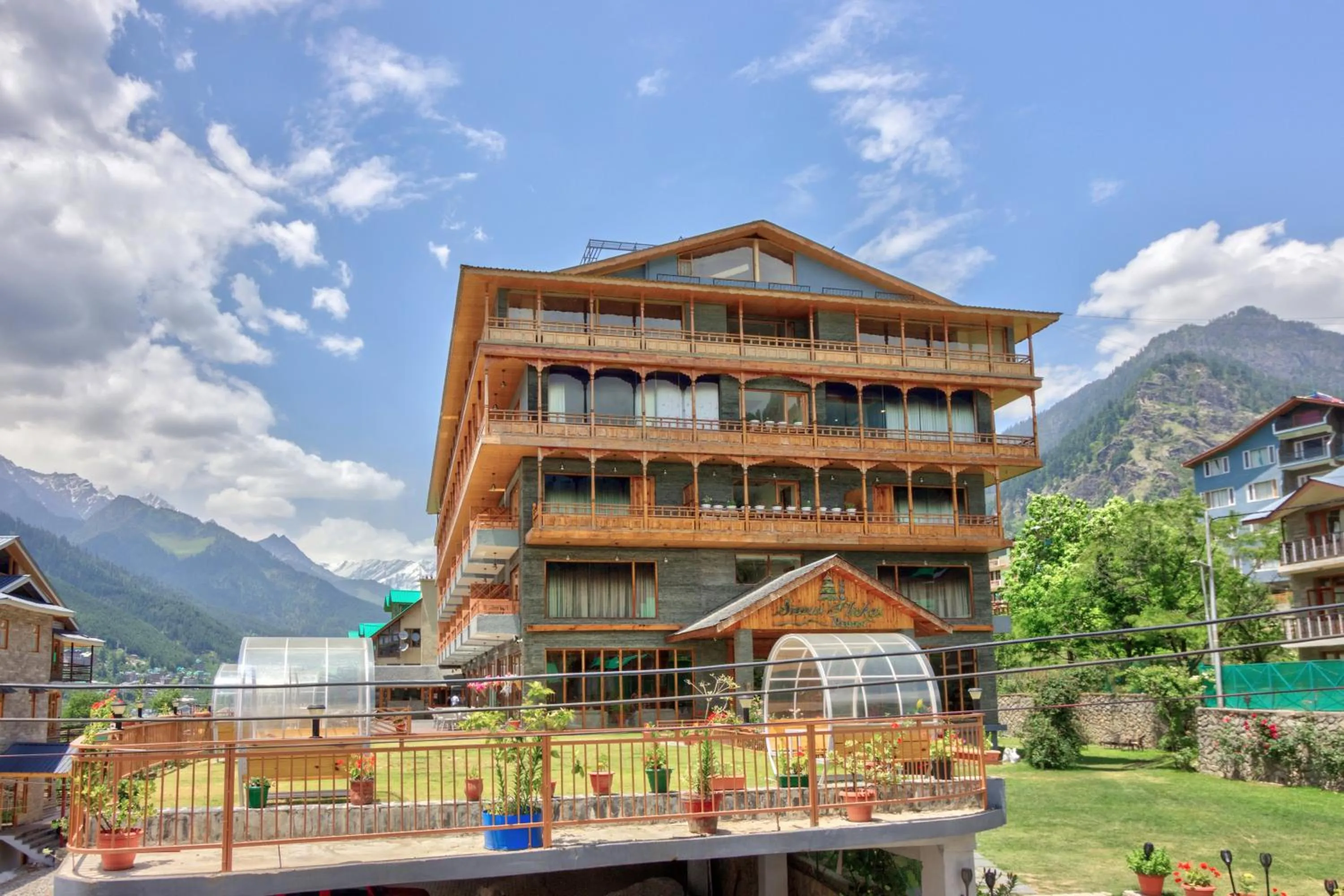 Property building in Snow Flakes Resort And Spa Centrally Heated Luxury Resort