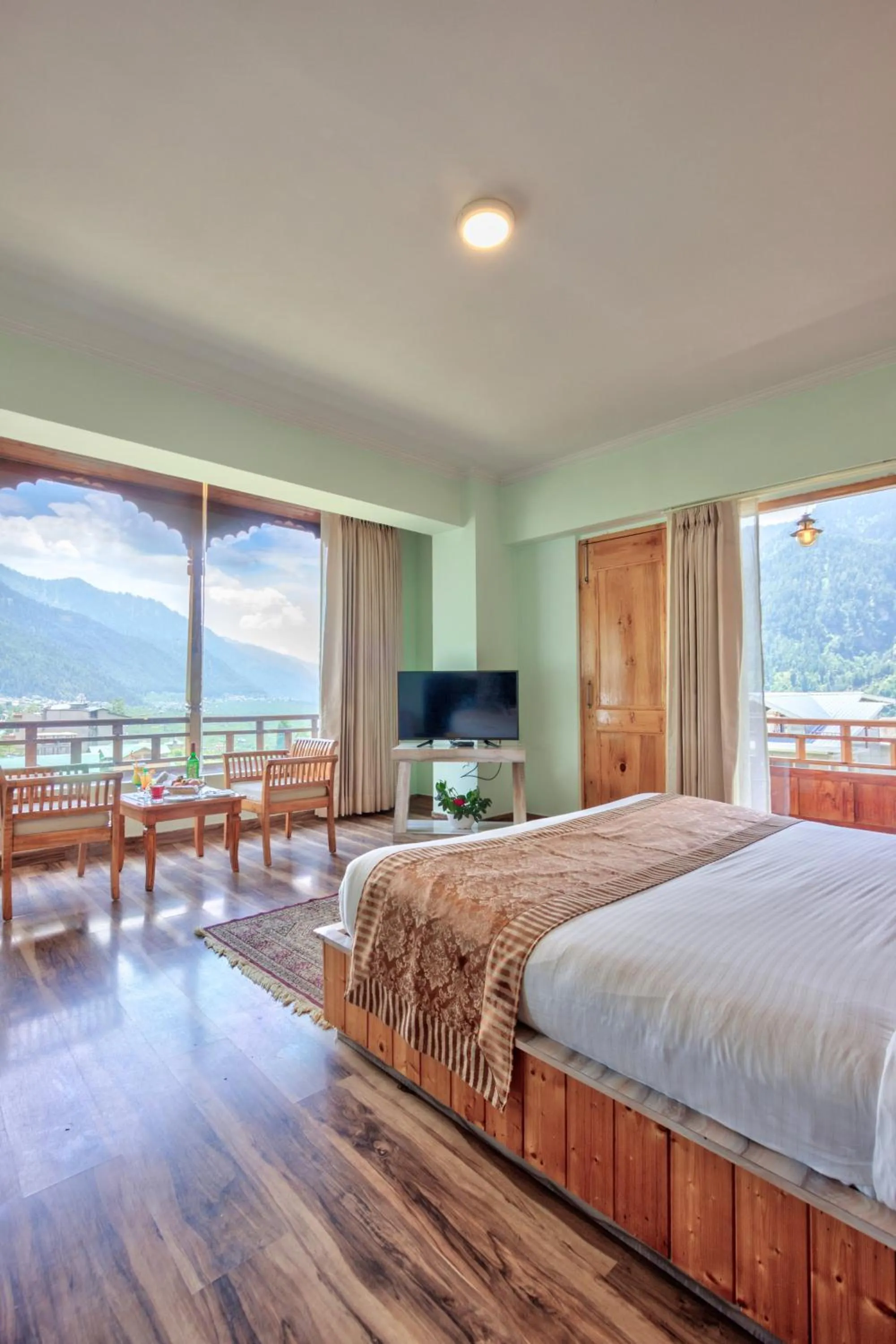 TV and multimedia, Bed in Snow Flakes Resort And Spa Centrally Heated Luxury Resort