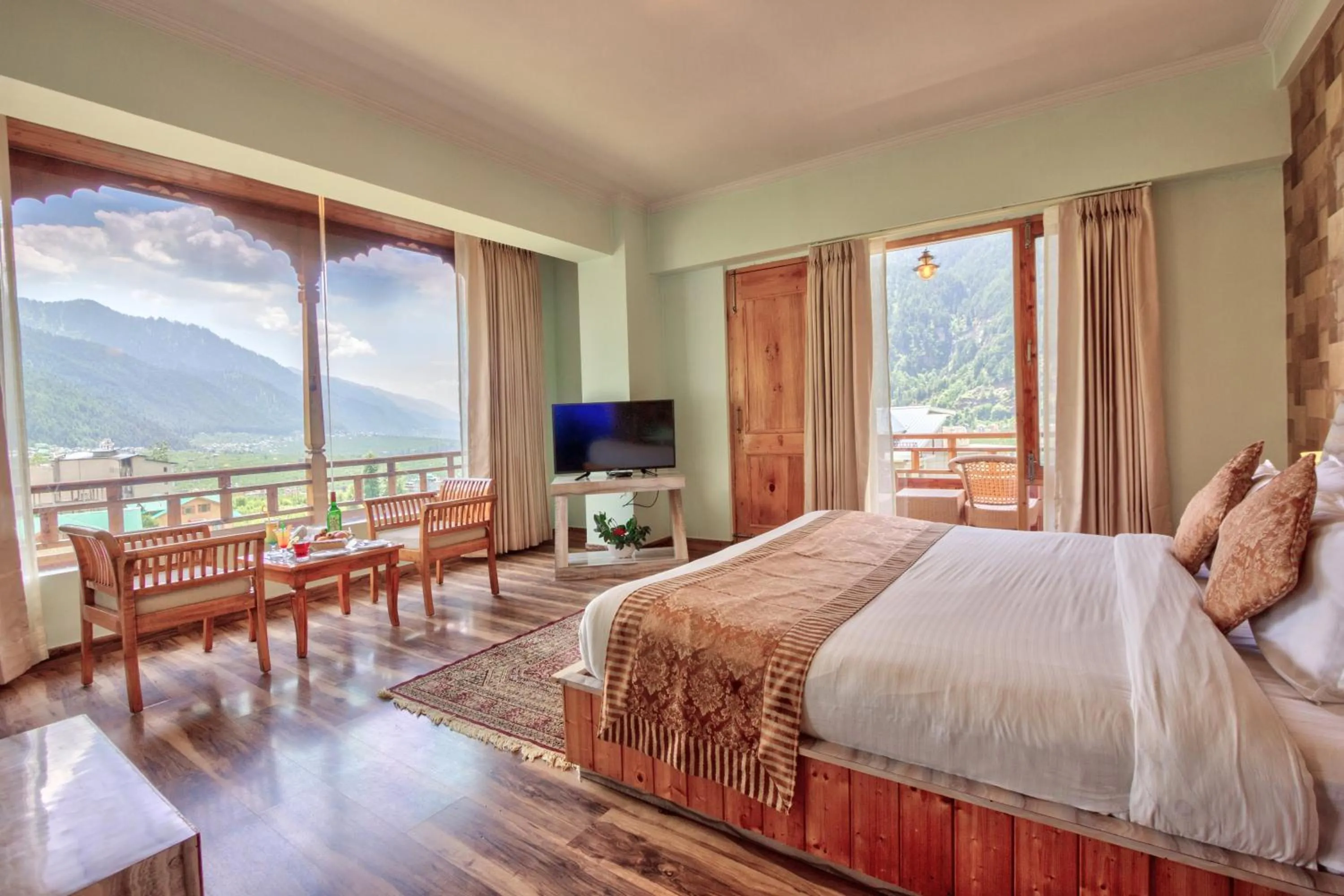 Photo of the whole room, Bed in Snow Flakes Resort And Spa Centrally Heated Luxury Resort