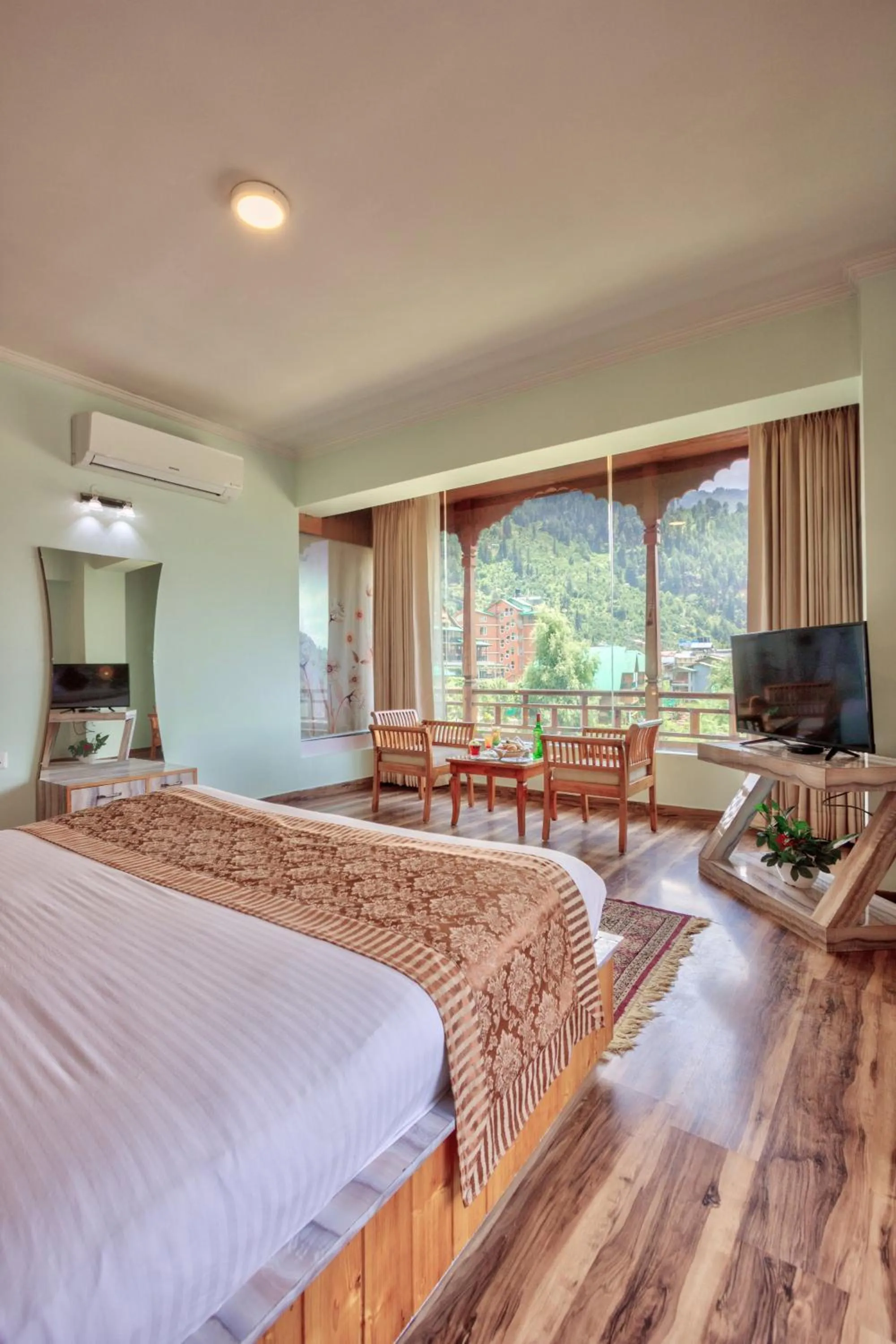 TV and multimedia, Bed in Snow Flakes Resort And Spa Centrally Heated Luxury Resort