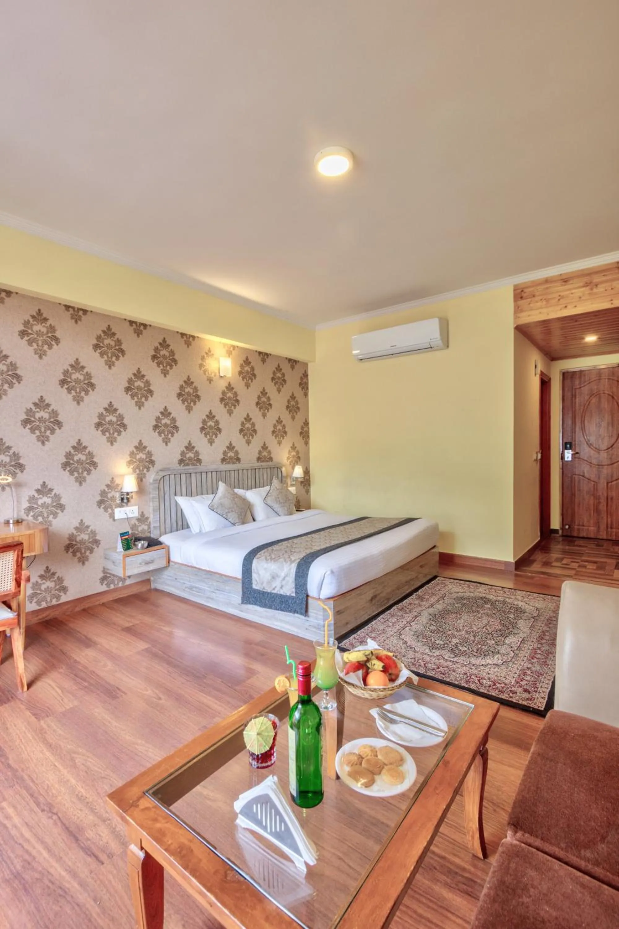 Bedroom, Bed in Snow Flakes Resort And Spa Centrally Heated Luxury Resort