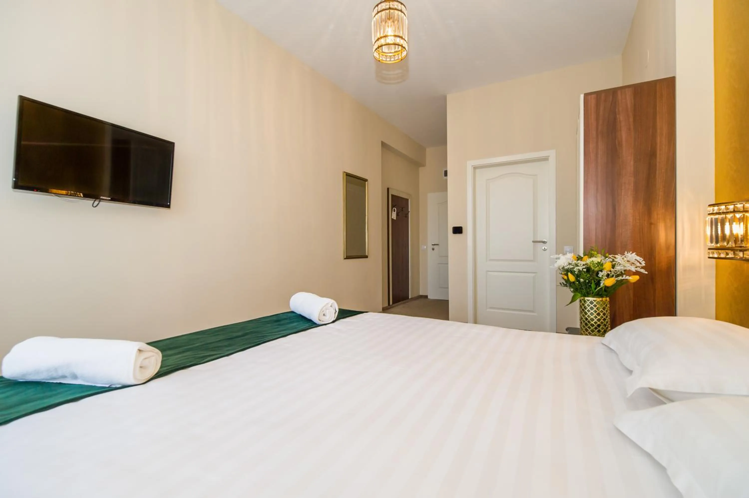 Communal lounge/ TV room, Bed in Casa Moritz