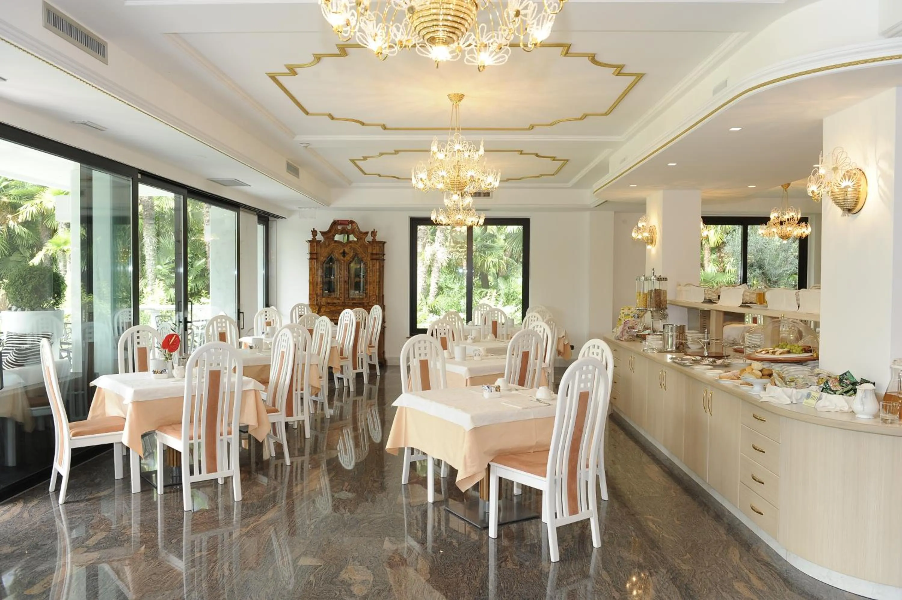 Restaurant/places to eat in Parc Hotel Flora S