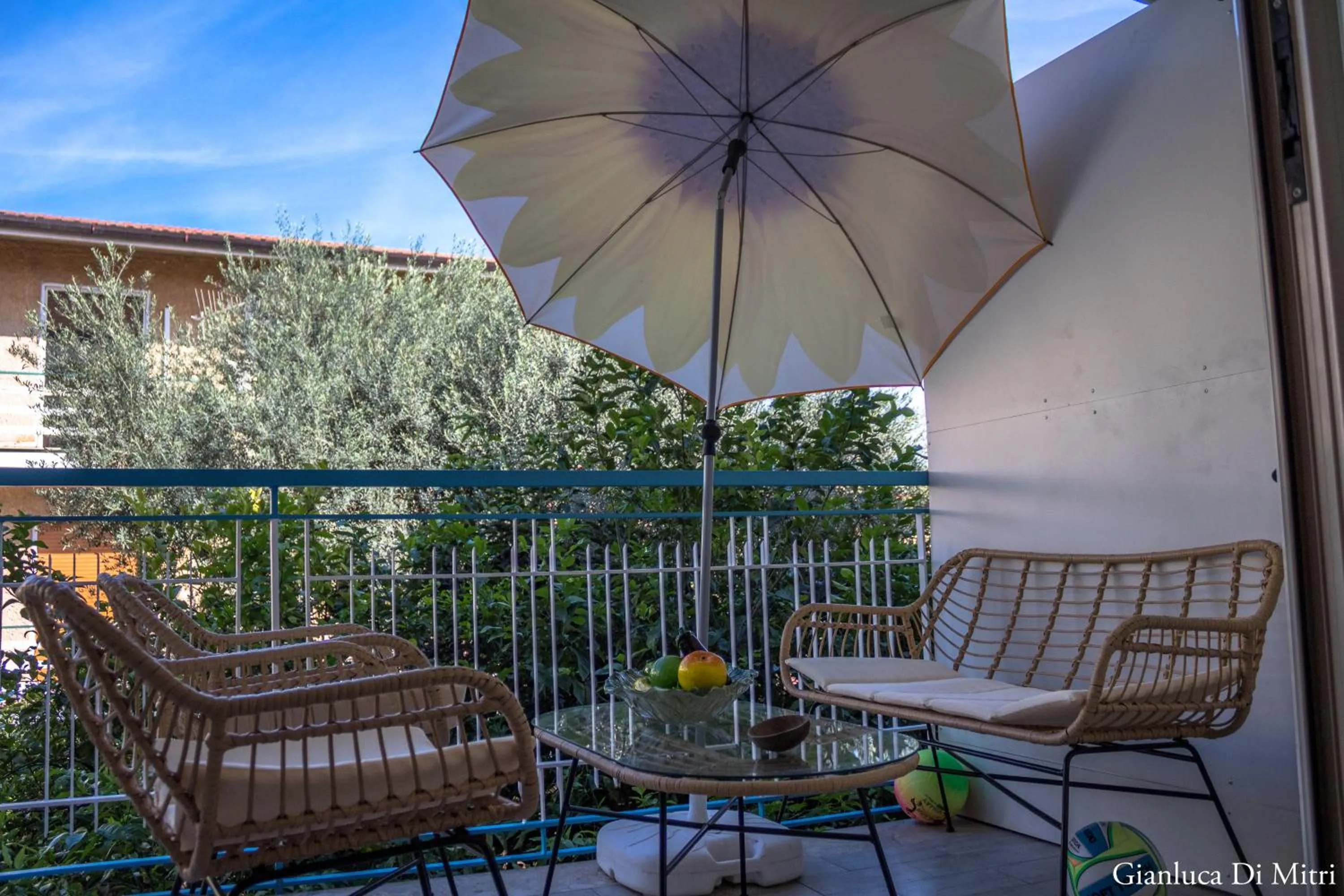 Communal lounge/ TV room in Mongibello Palace B&B