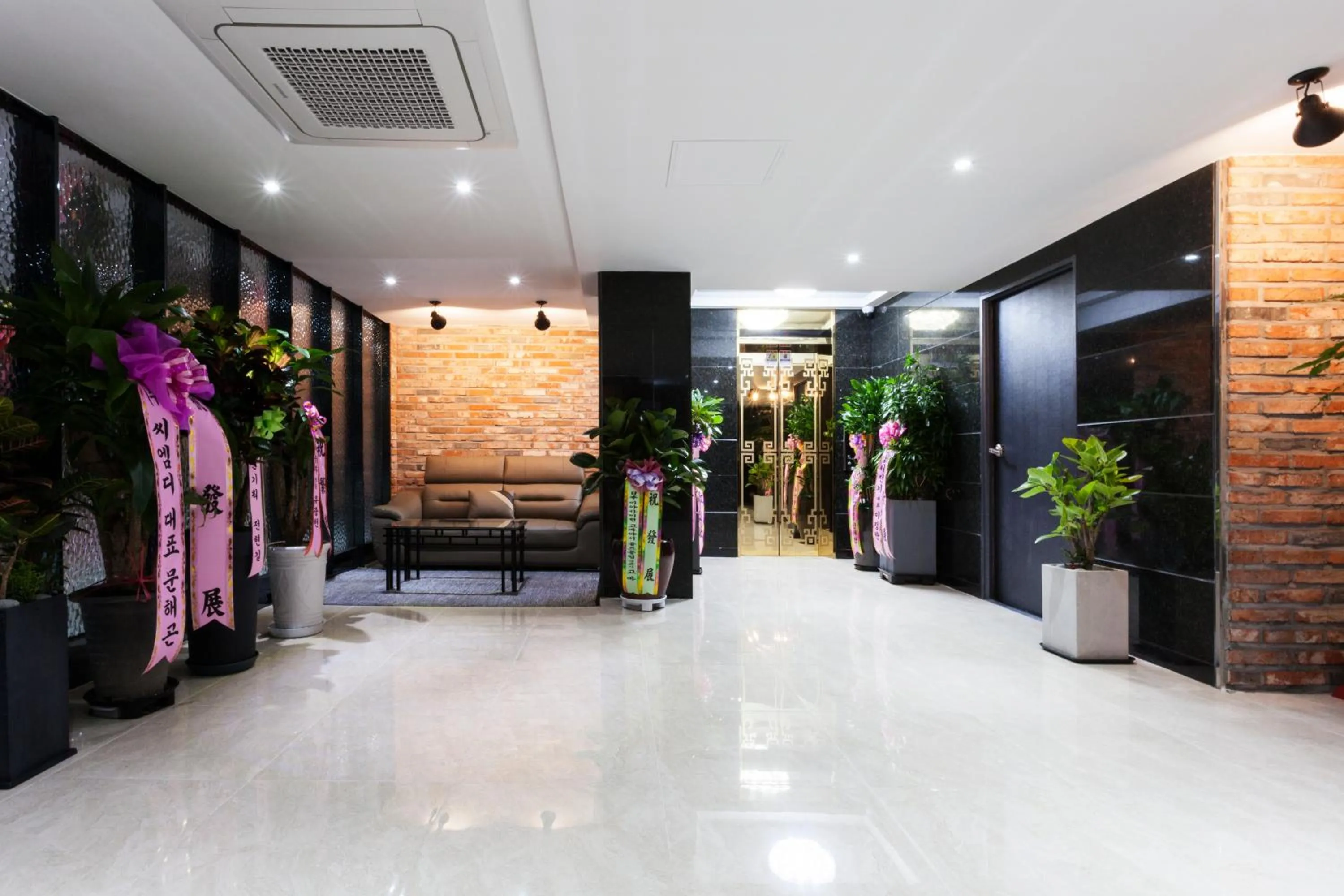 Lobby or reception in Hotel Leaders