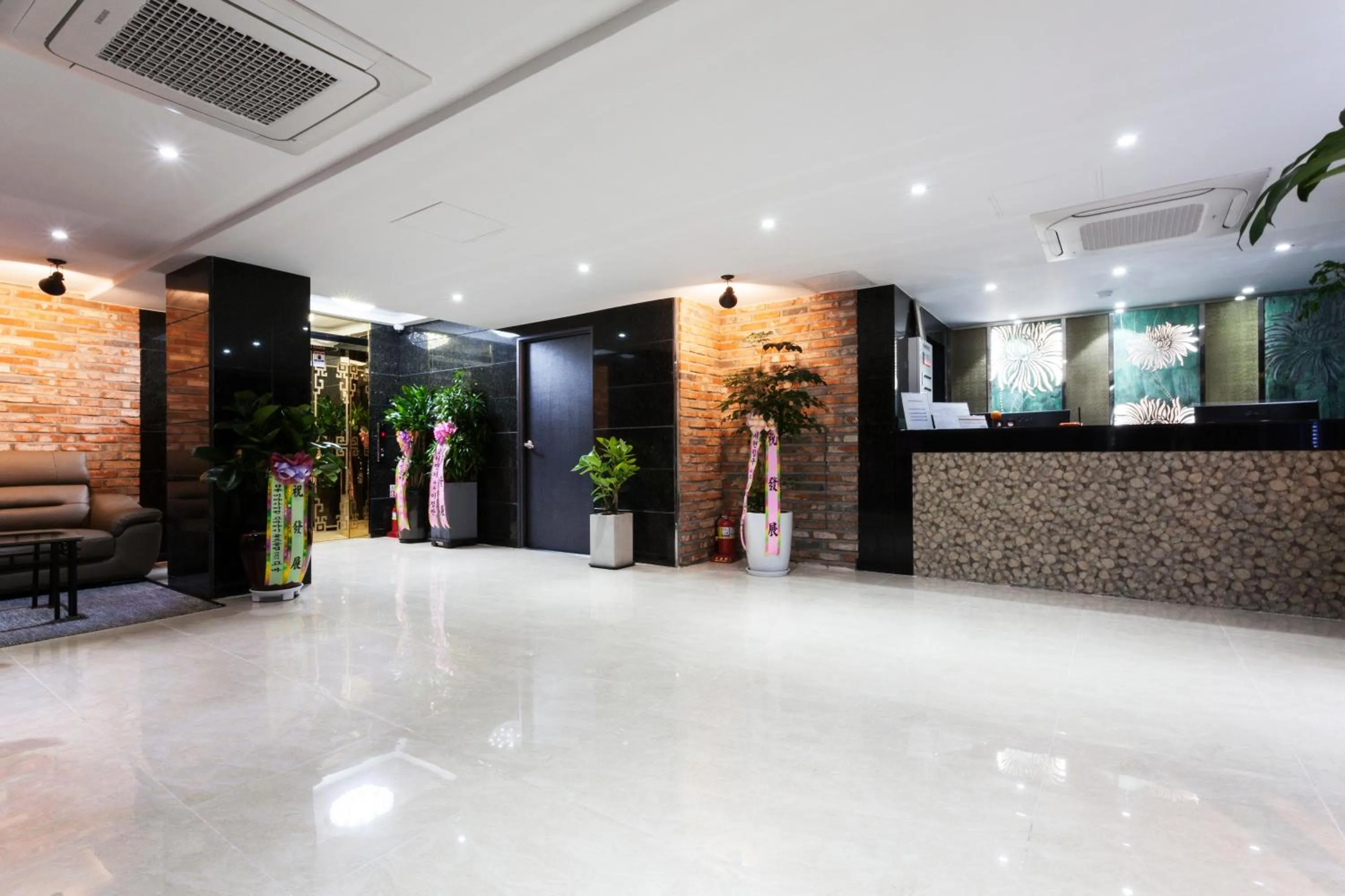 Facade/entrance in Hotel Leaders