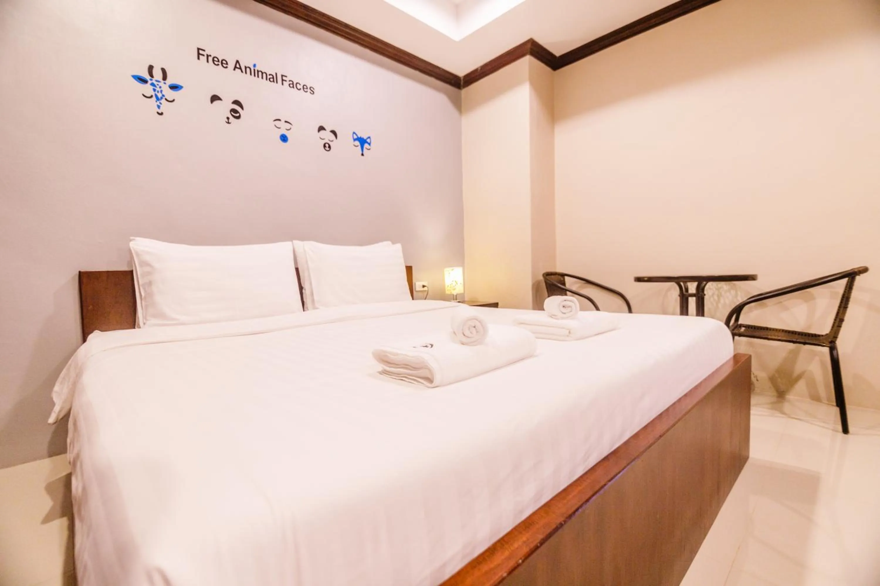 Photo of the whole room, Bed in The Glasshouse place