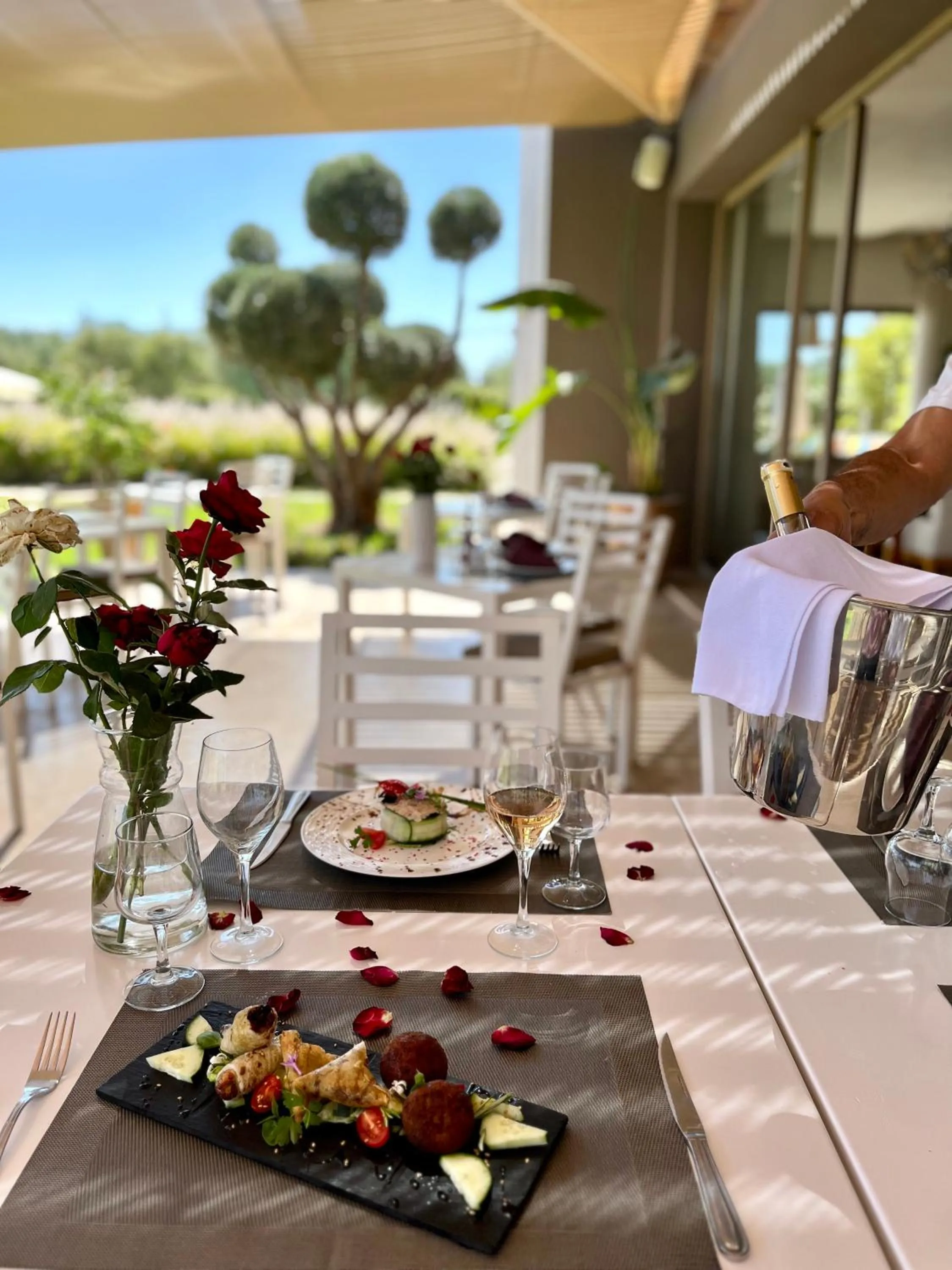 Restaurant/places to eat in Villa Jardins D'Isa