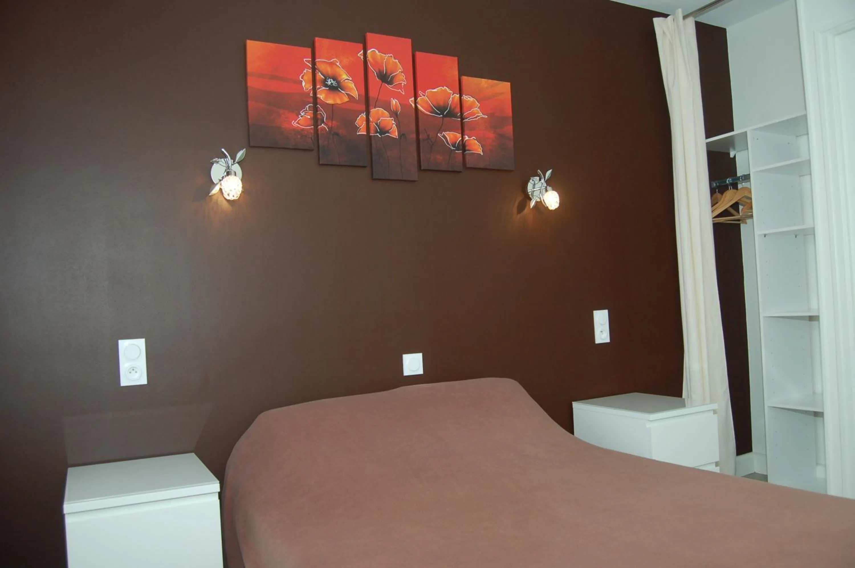 Bed in Le Relais des Primeurs LOGIS HOTEL