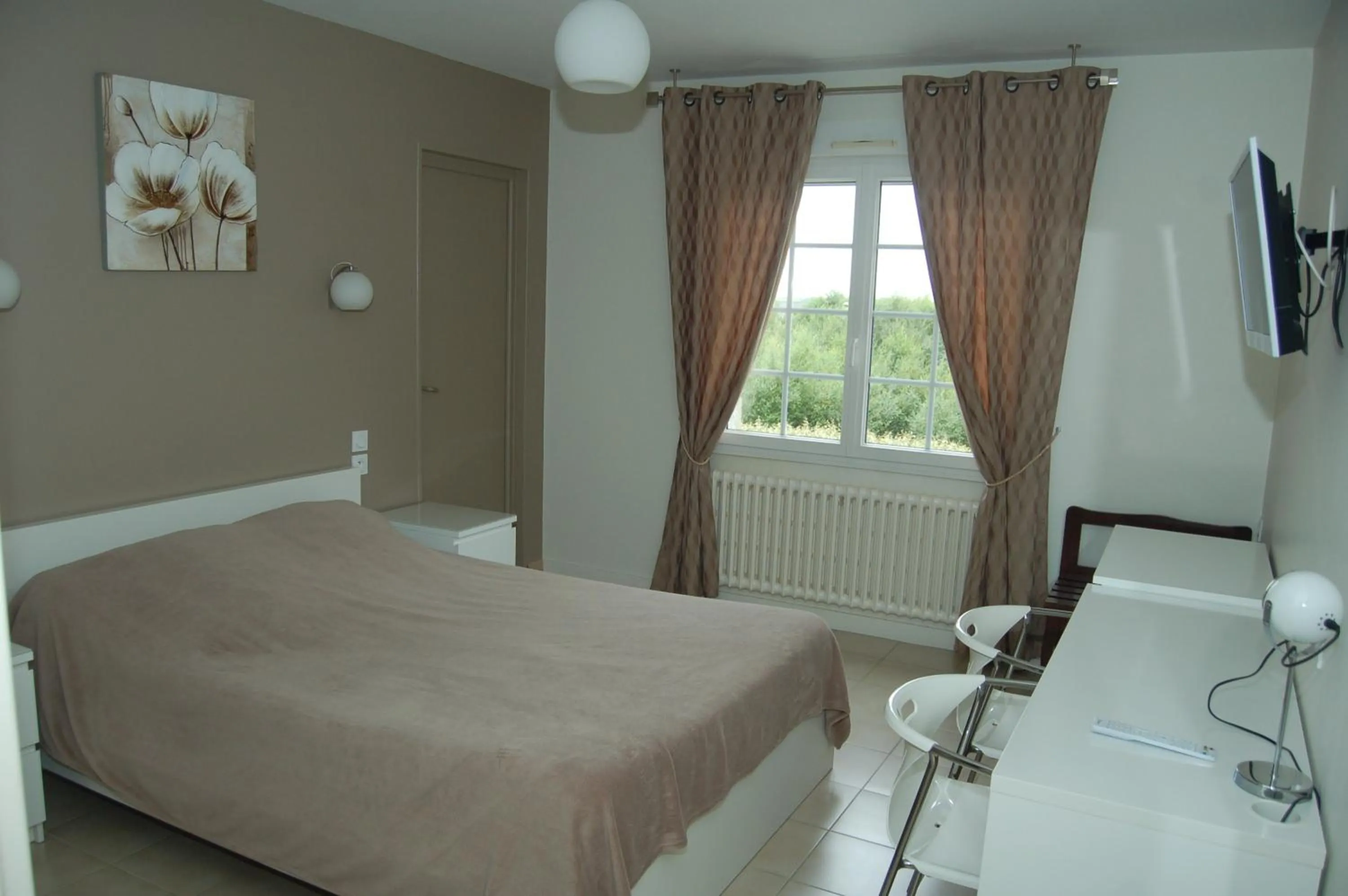 Bedroom, Bed in Le Relais des Primeurs LOGIS HOTEL
