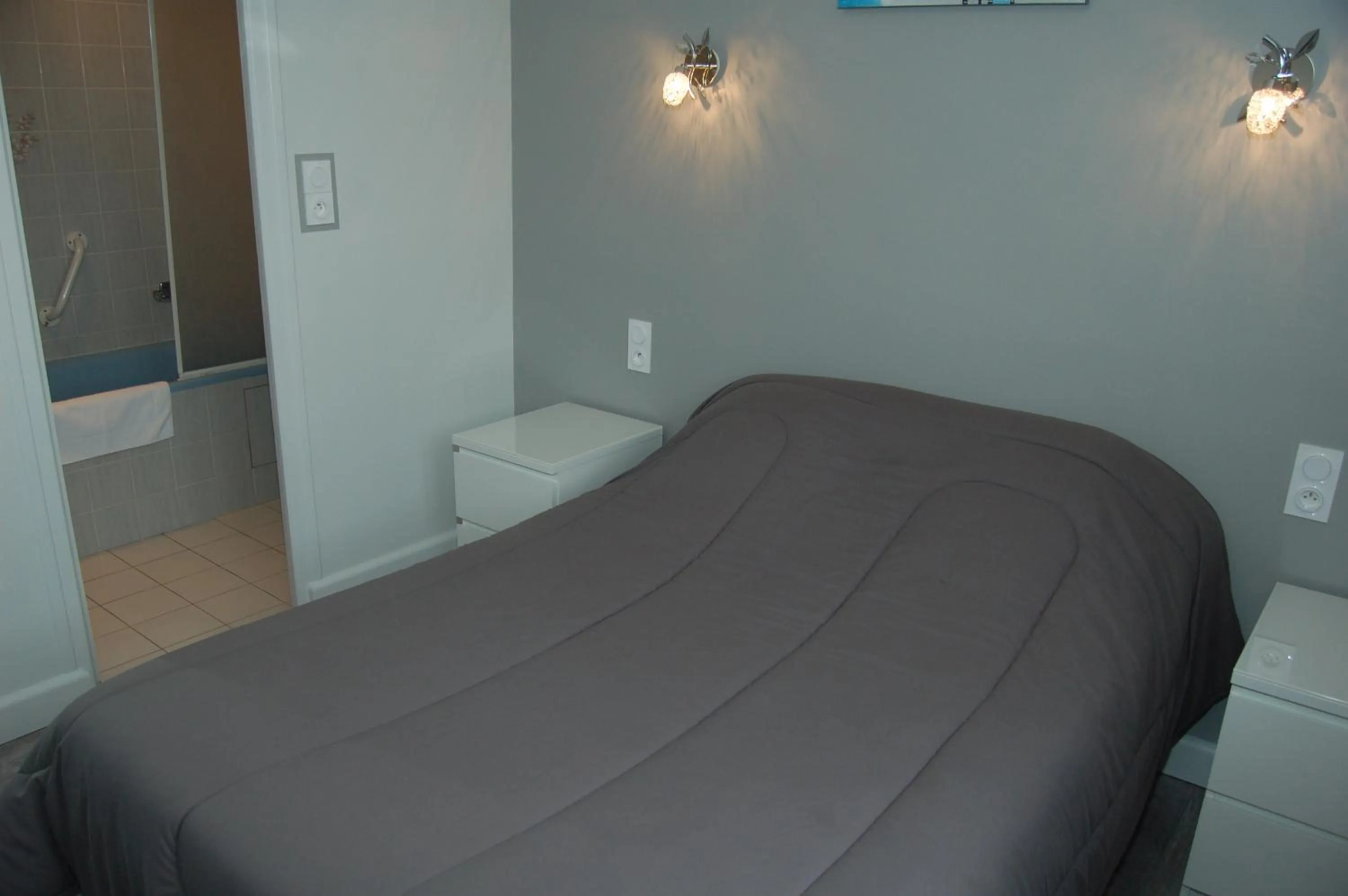 Bathroom, Bed in Le Relais des Primeurs LOGIS HOTEL