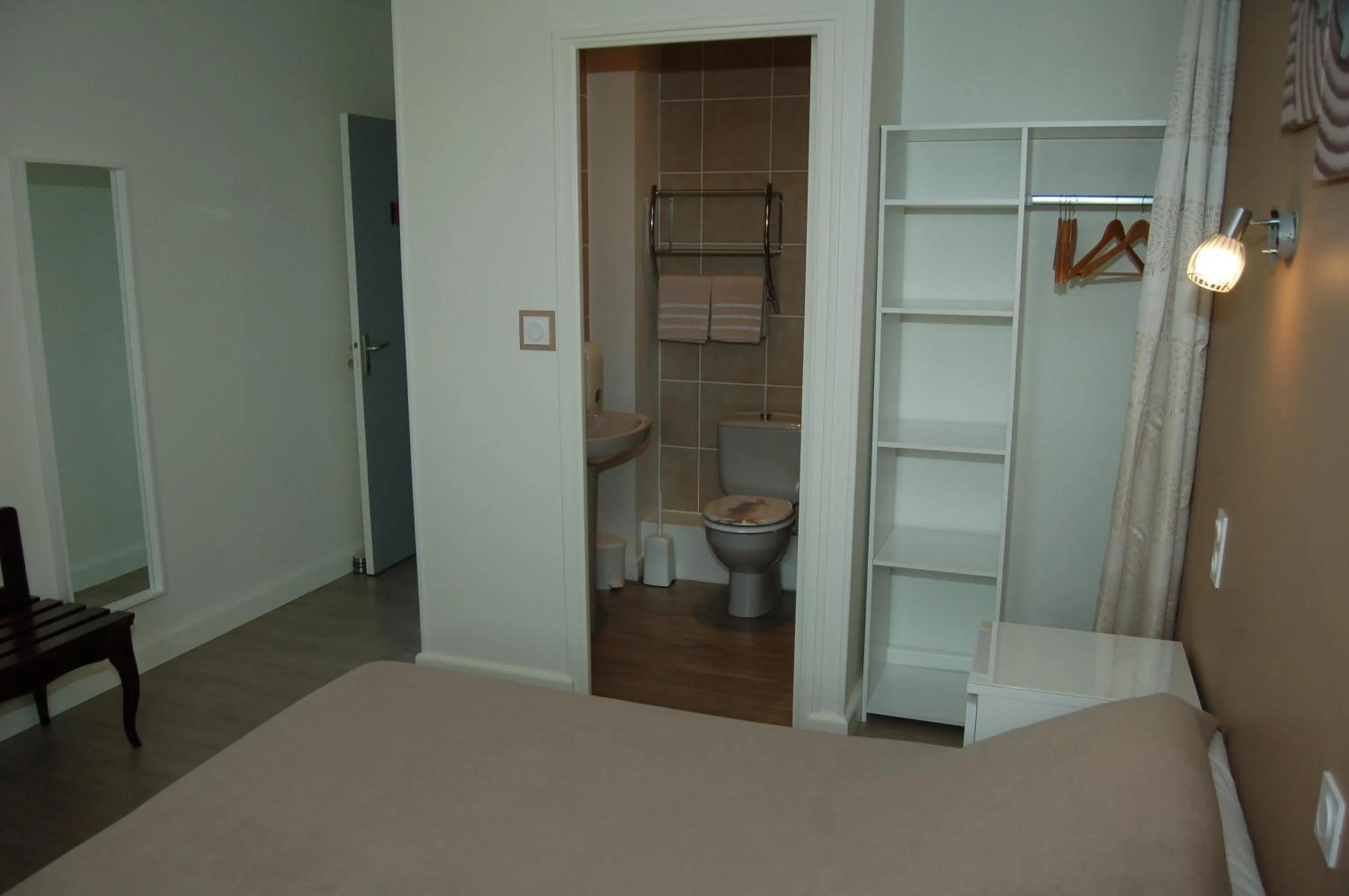 Toilet in Le Relais des Primeurs LOGIS HOTEL