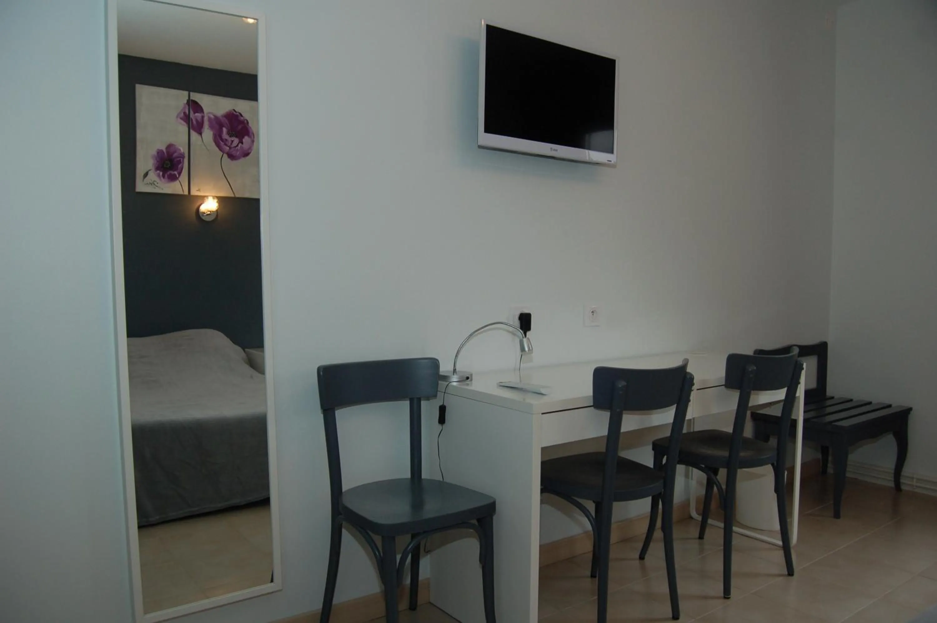 TV and multimedia in Le Relais des Primeurs LOGIS HOTEL