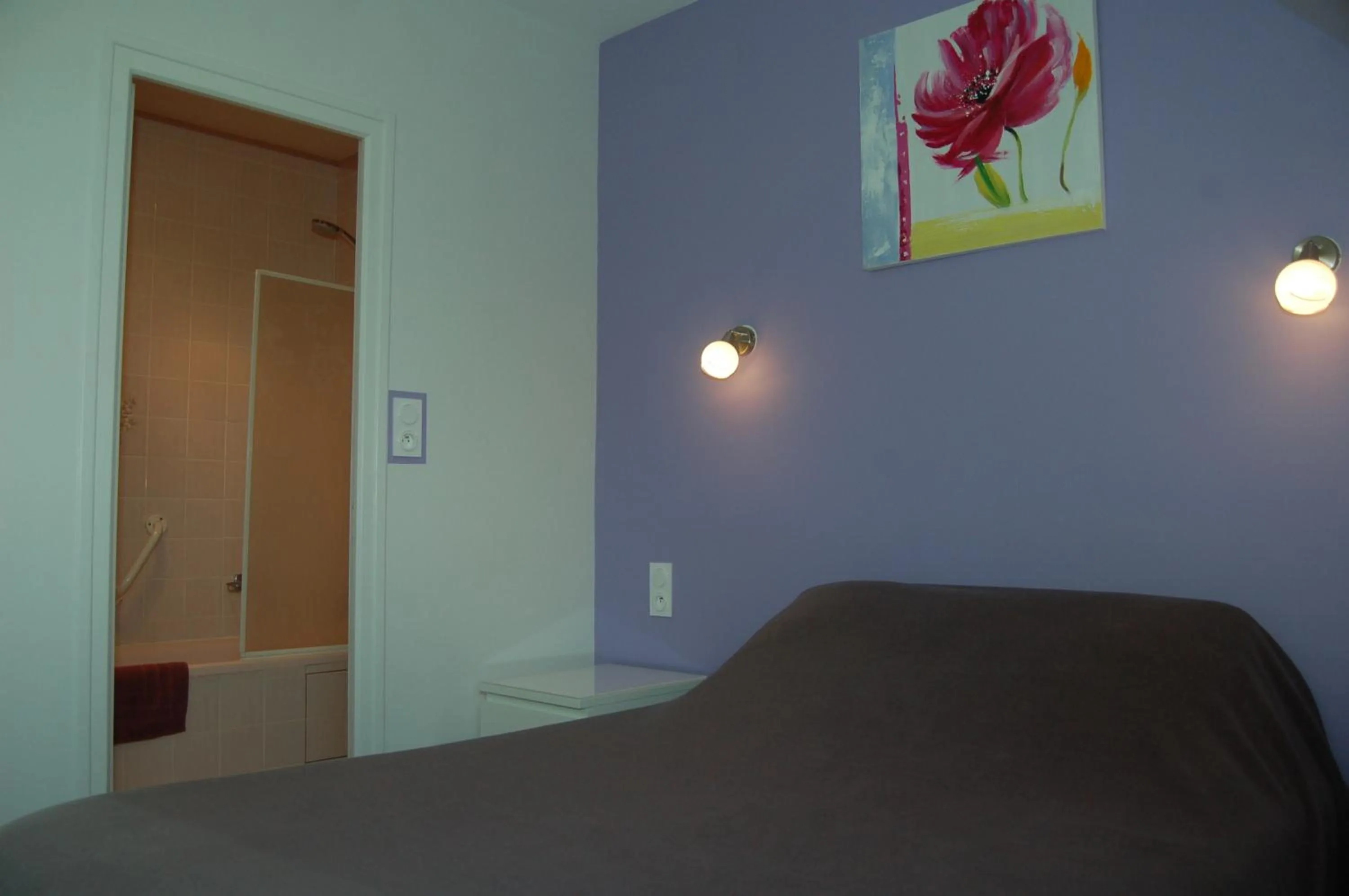 Bathroom, Bed in Le Relais des Primeurs LOGIS HOTEL