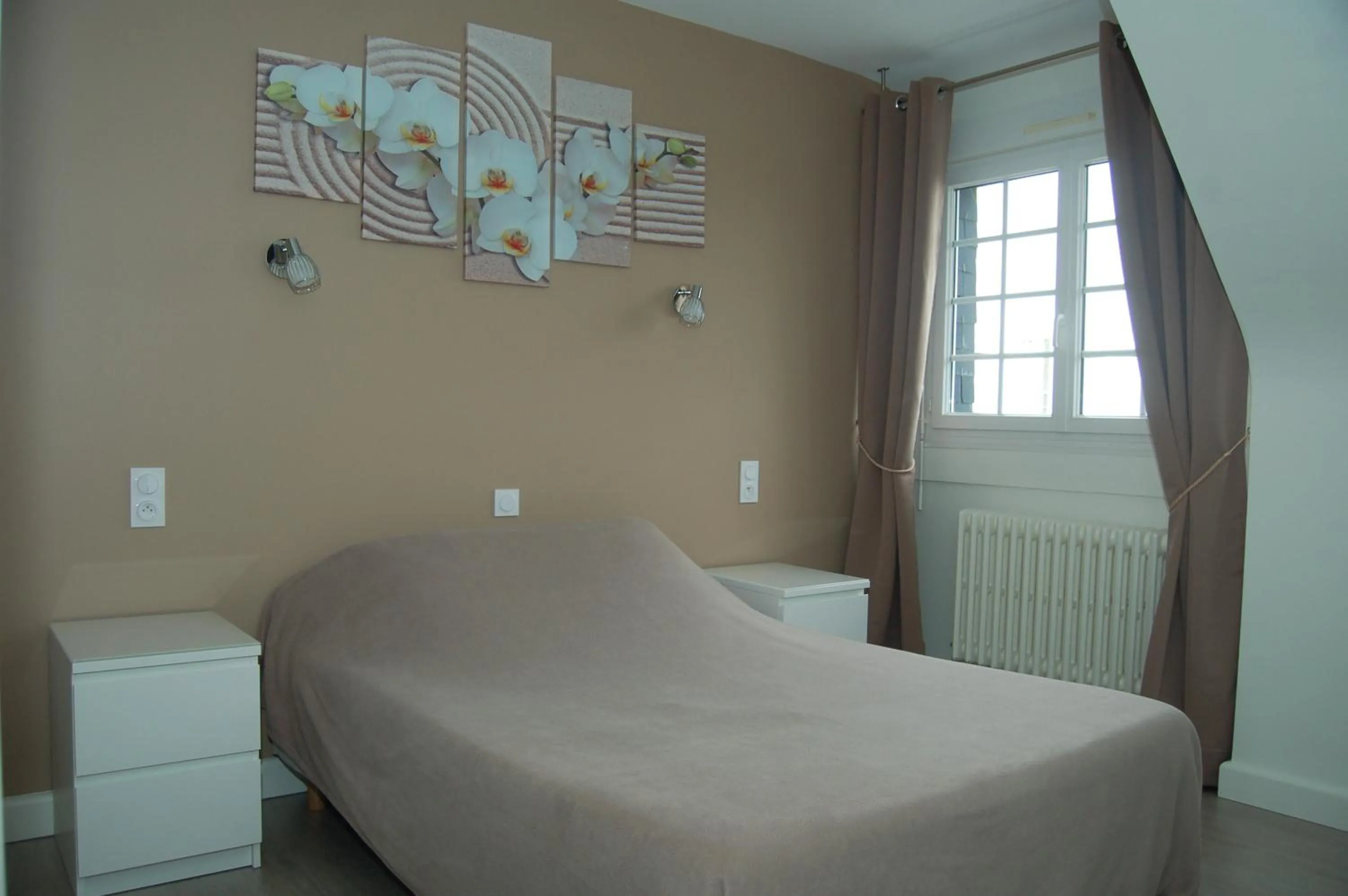 Bed in Le Relais des Primeurs LOGIS HOTEL