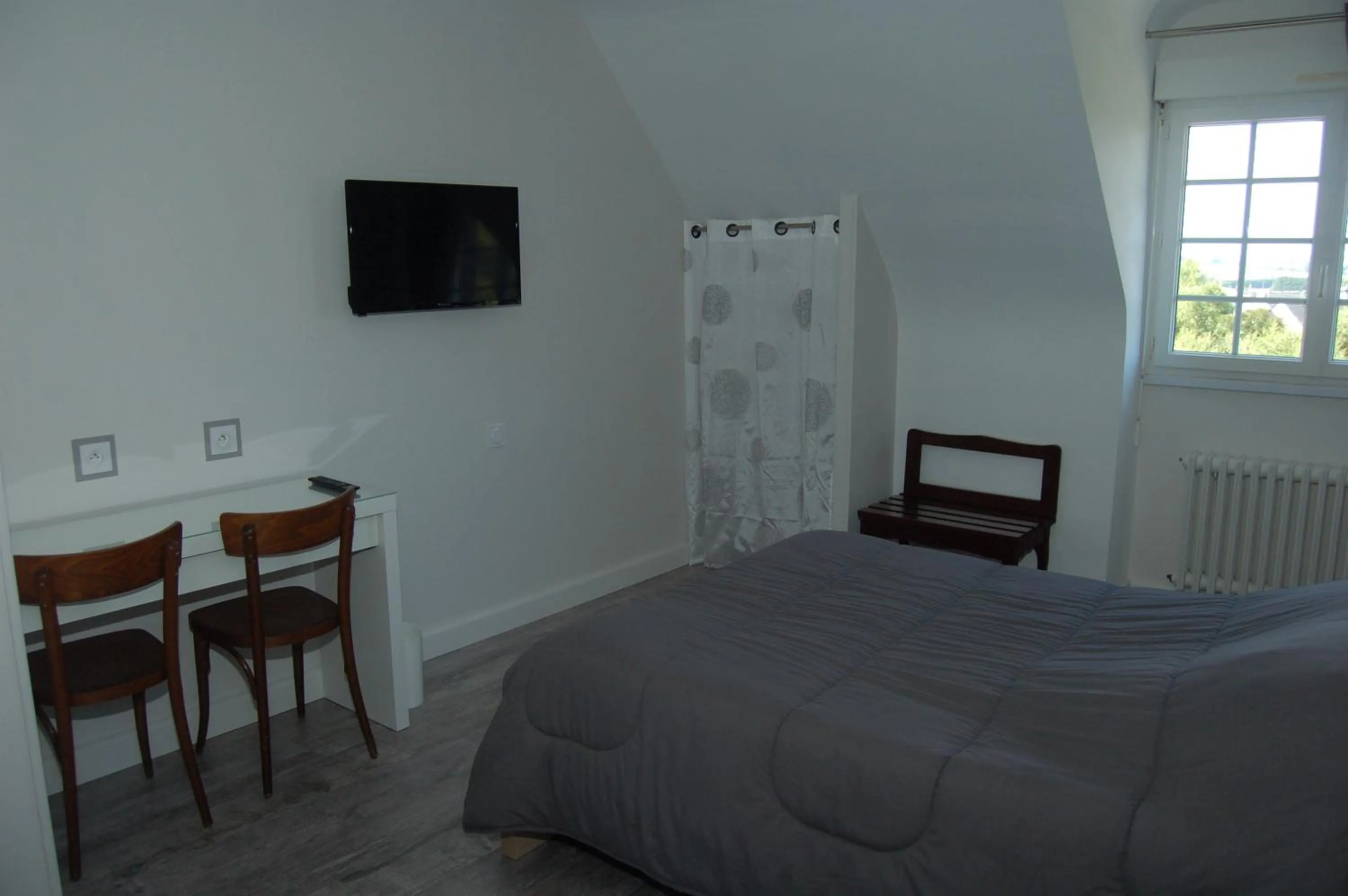 Seating area, Bed in Le Relais des Primeurs LOGIS HOTEL