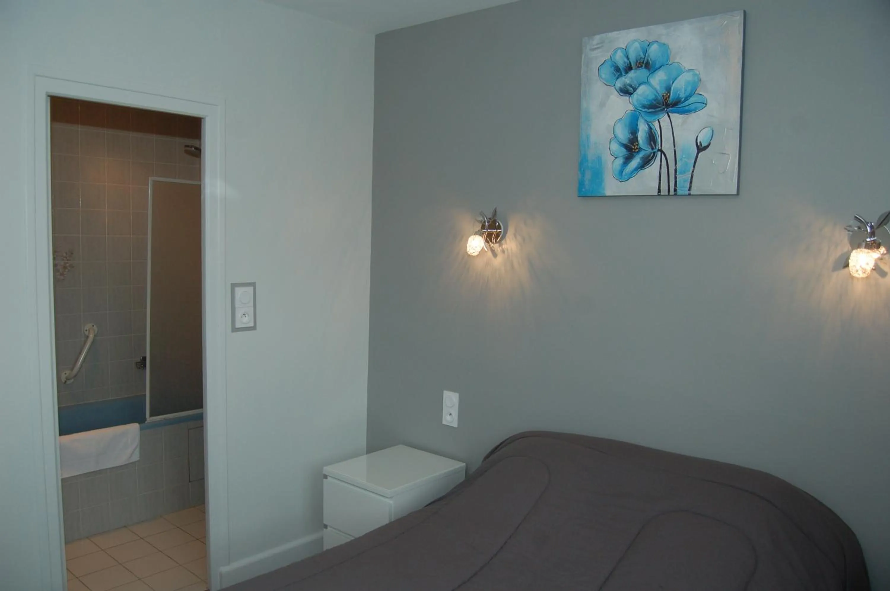 Bedroom, Bed in Le Relais des Primeurs LOGIS HOTEL