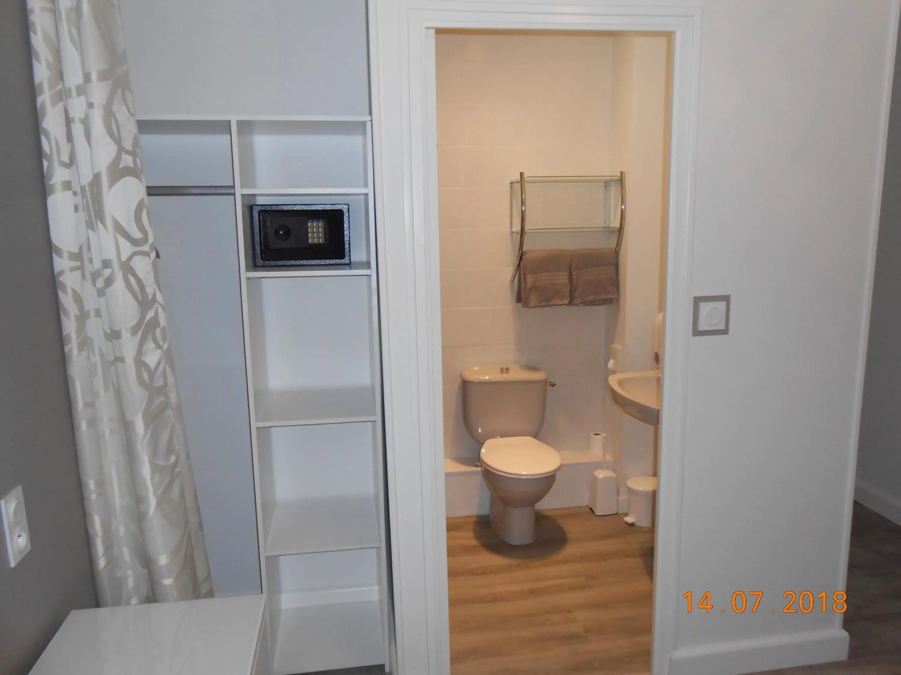 Bathroom in Le Relais des Primeurs LOGIS HOTEL