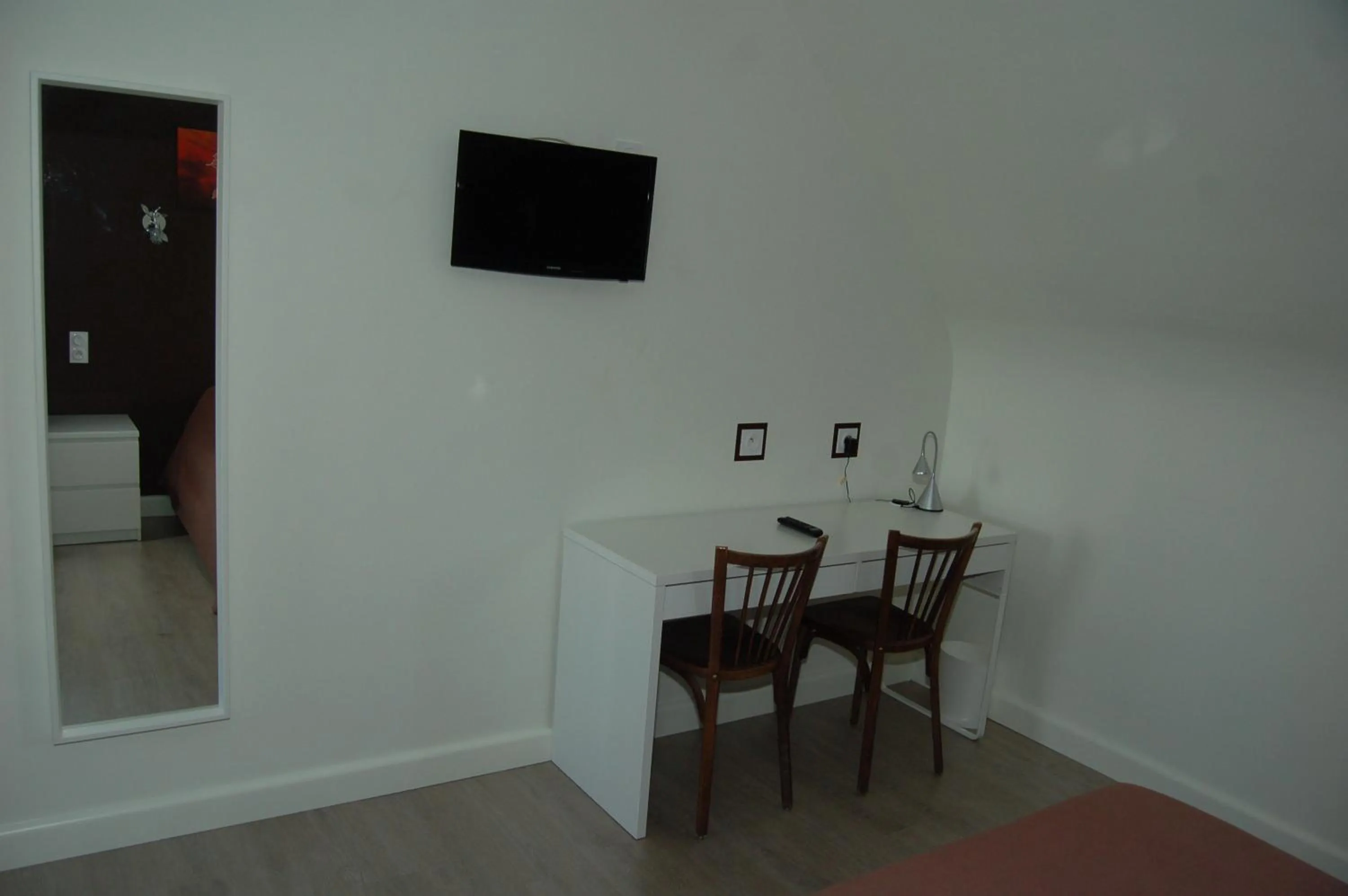 TV and multimedia in Le Relais des Primeurs LOGIS HOTEL