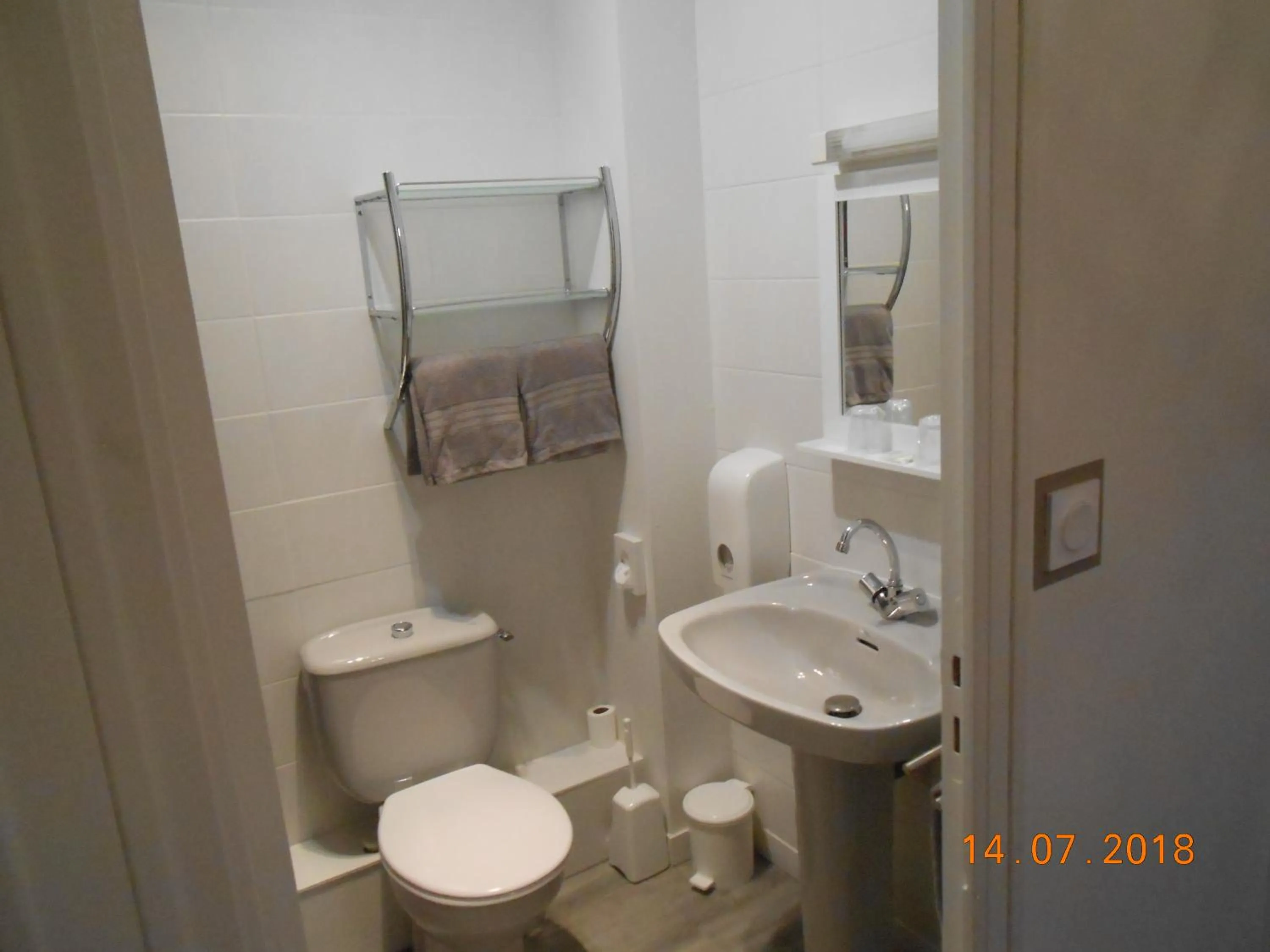 Toilet in Le Relais des Primeurs LOGIS HOTEL