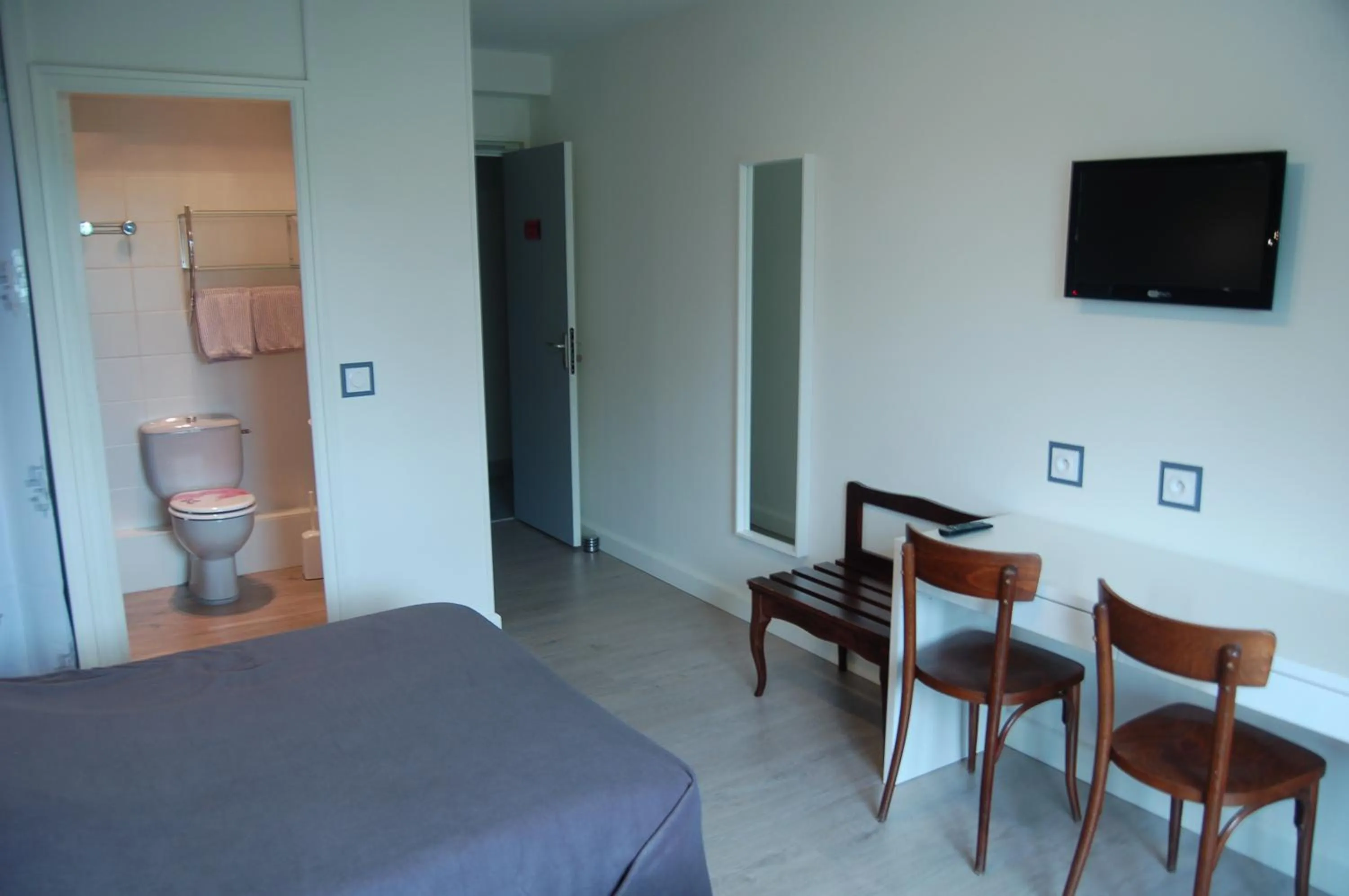 Seating area, Bed in Le Relais des Primeurs LOGIS HOTEL
