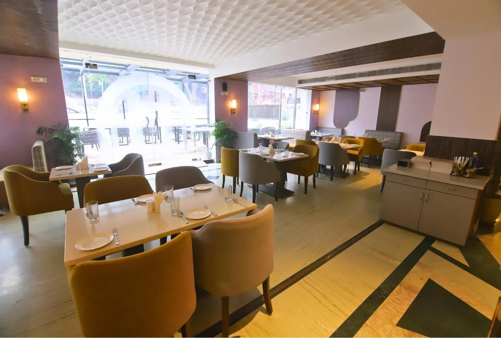 Restaurant/places to eat in Hotel Vasundhara Palace