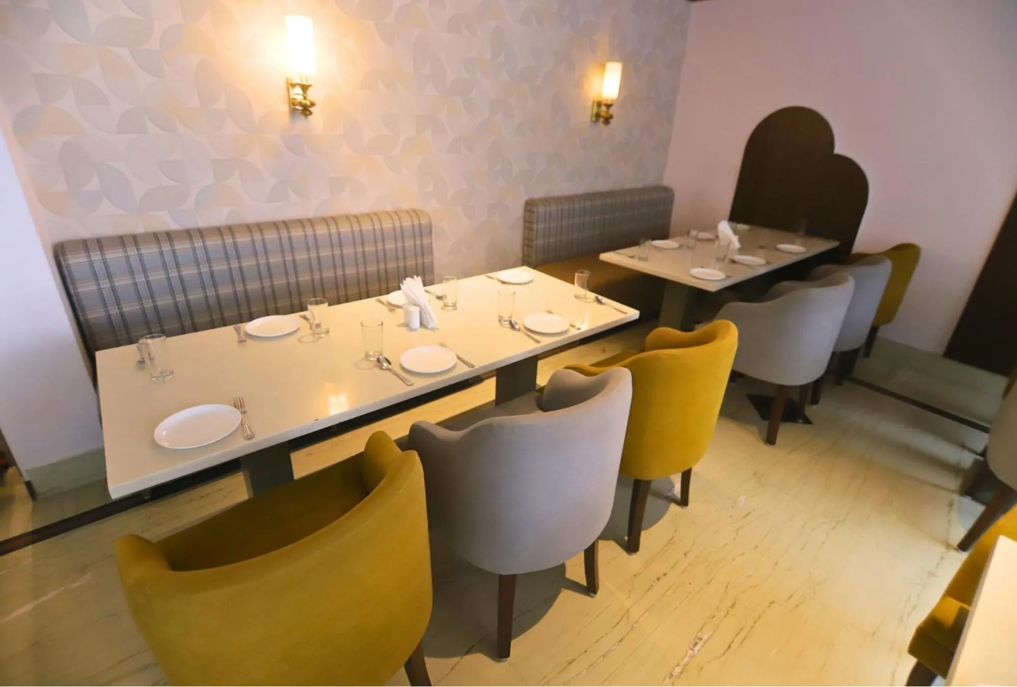 Restaurant/places to eat in Hotel Vasundhara Palace