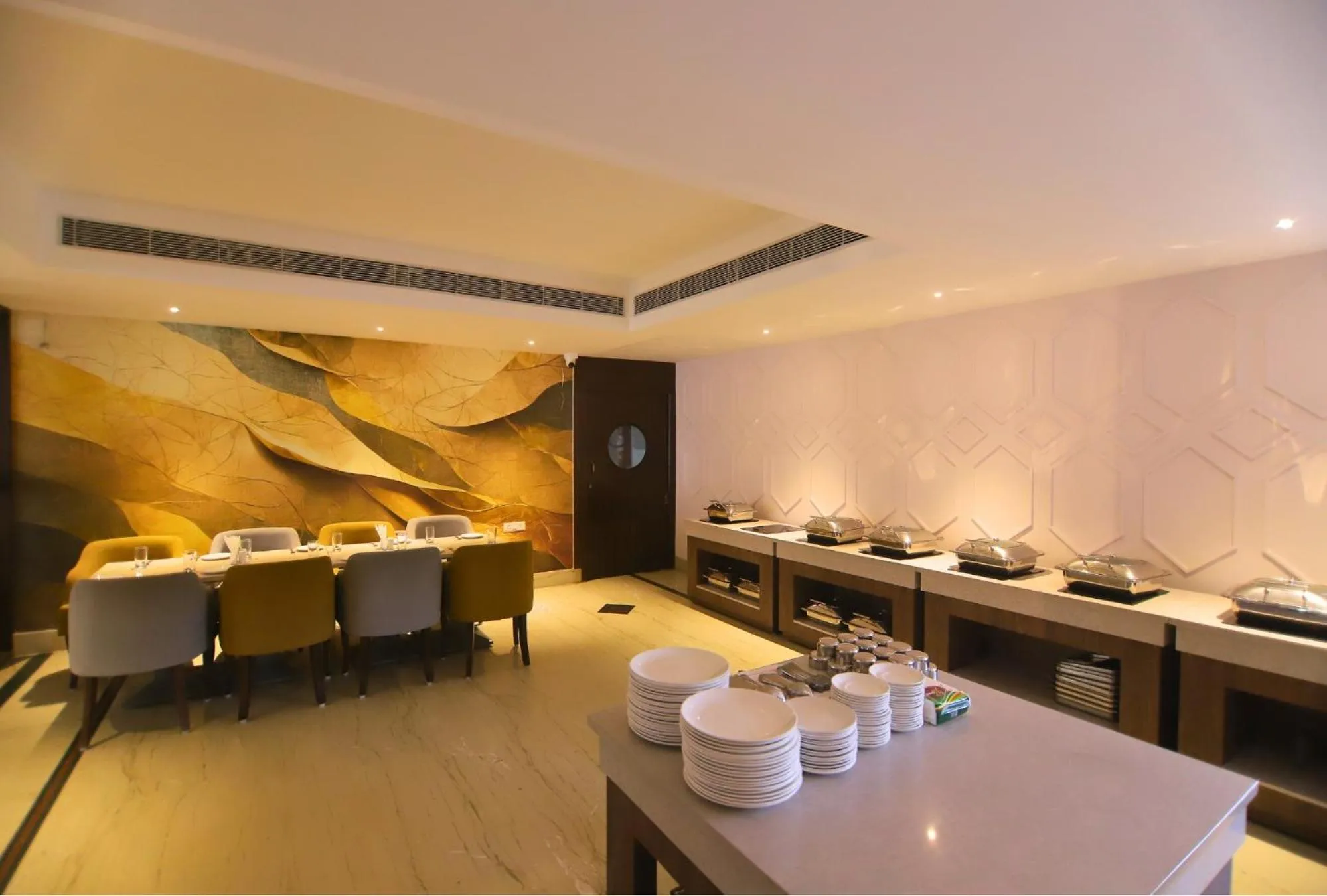 Restaurant/places to eat in Hotel Vasundhara Palace